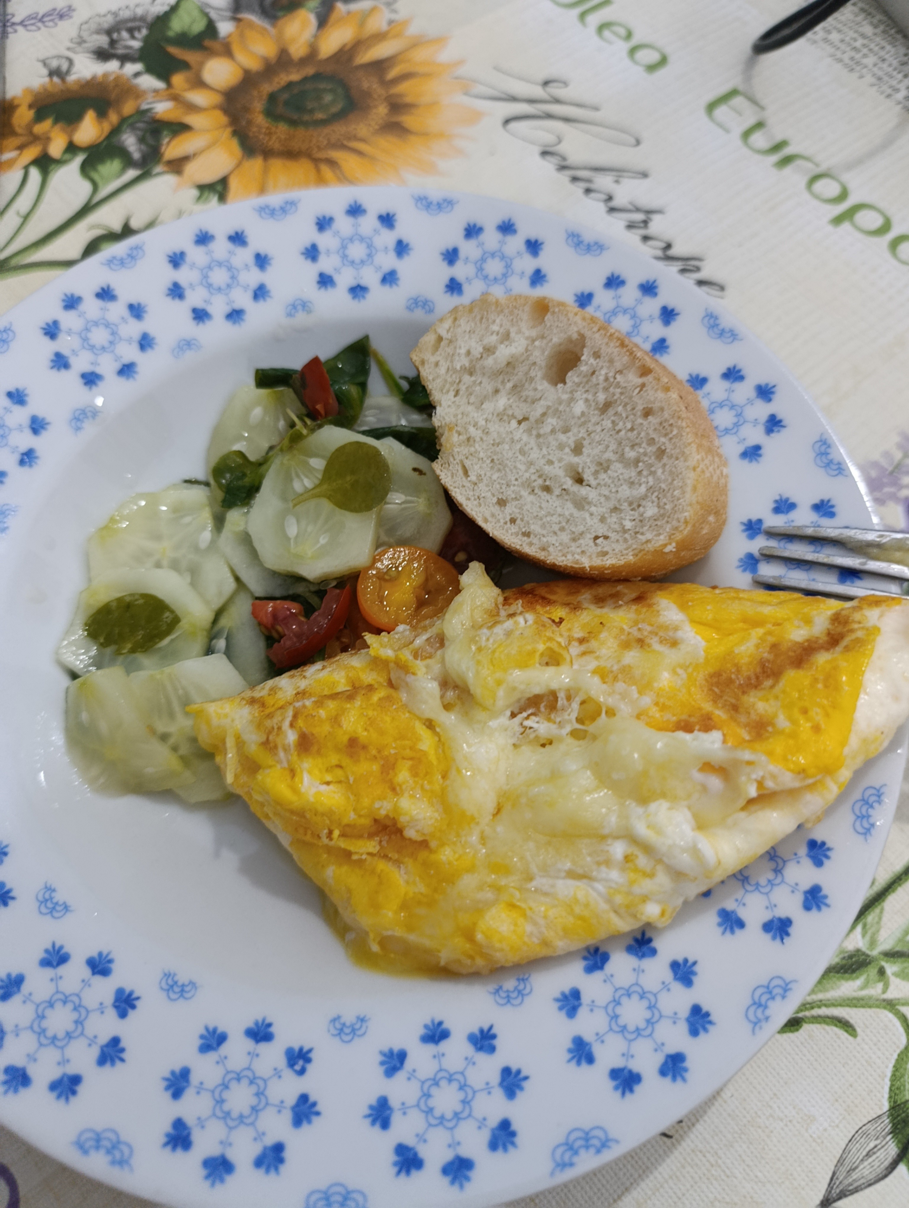 Tortilla con ensalada y pan