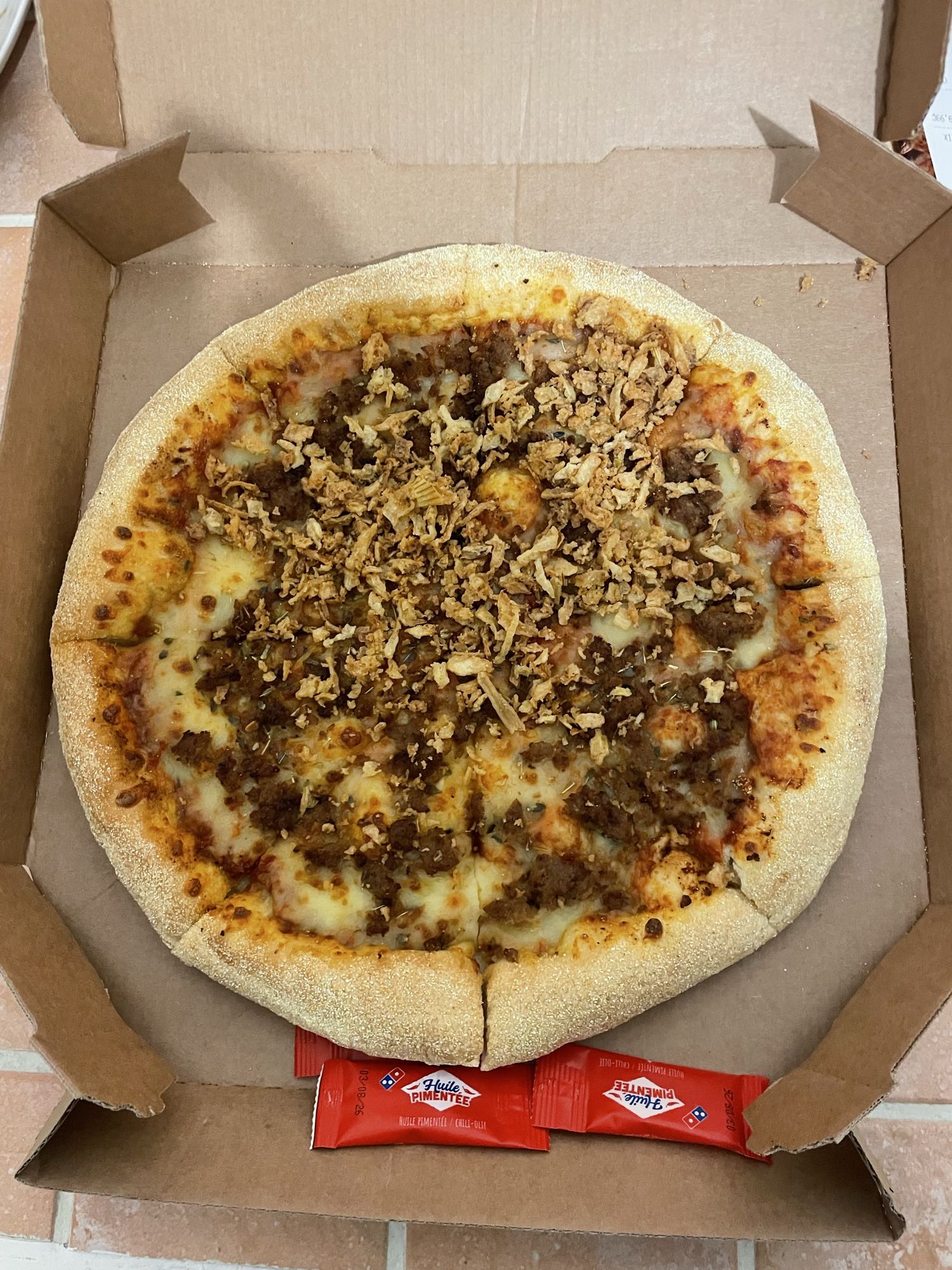 Pizza viande et oignons frits
