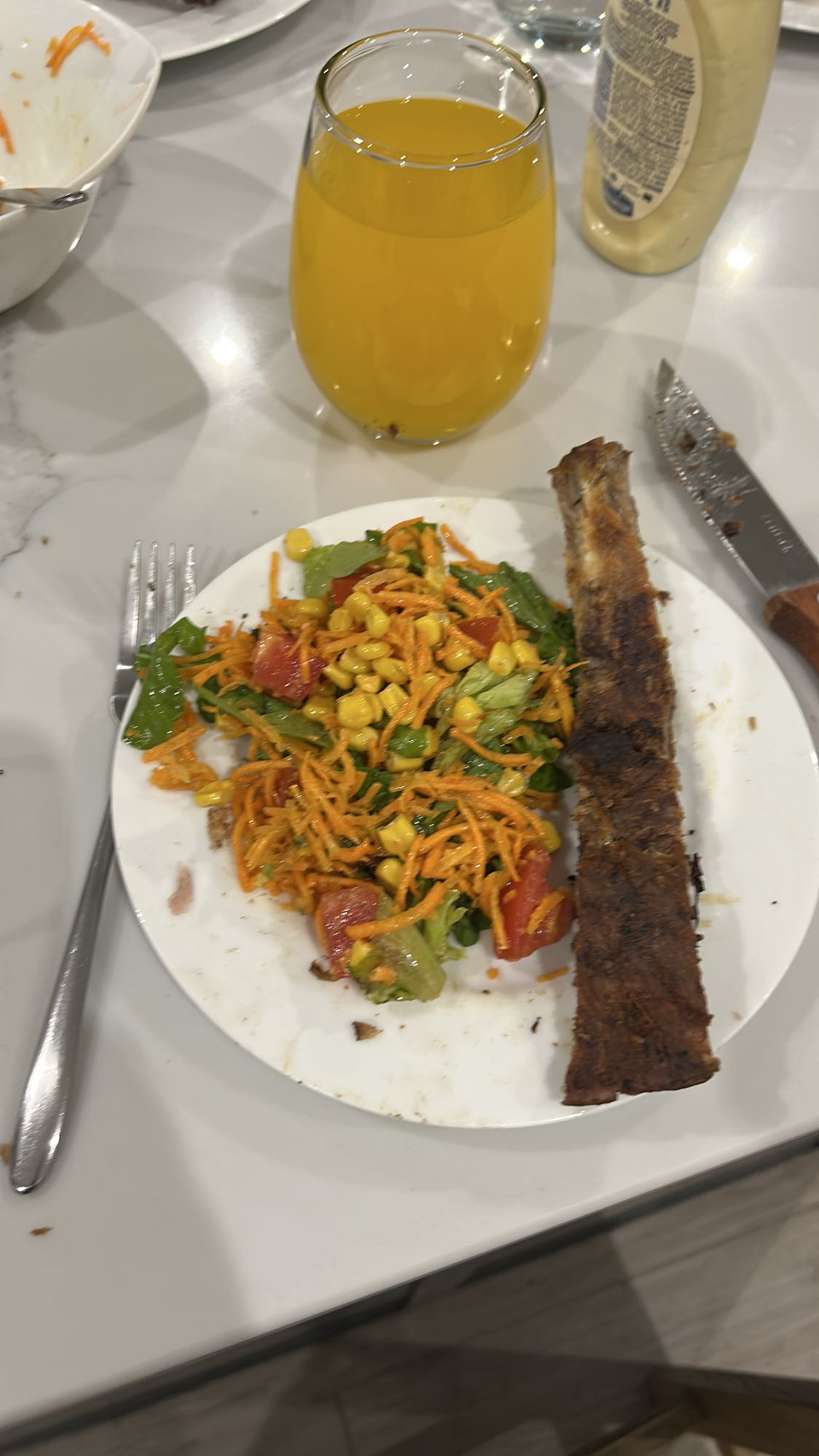Costilla con ensalada y jugo