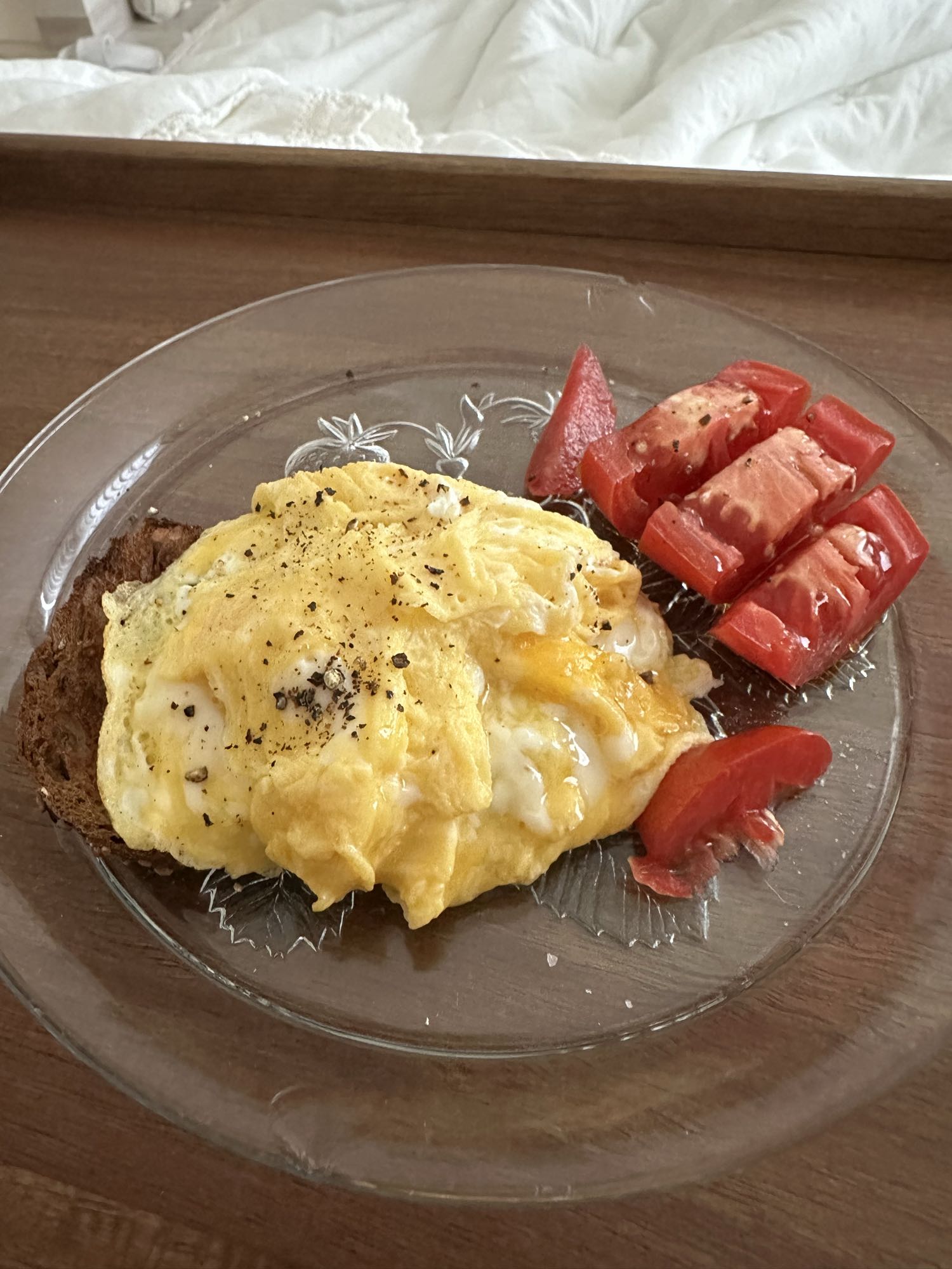 Tostada con huevo y tomate