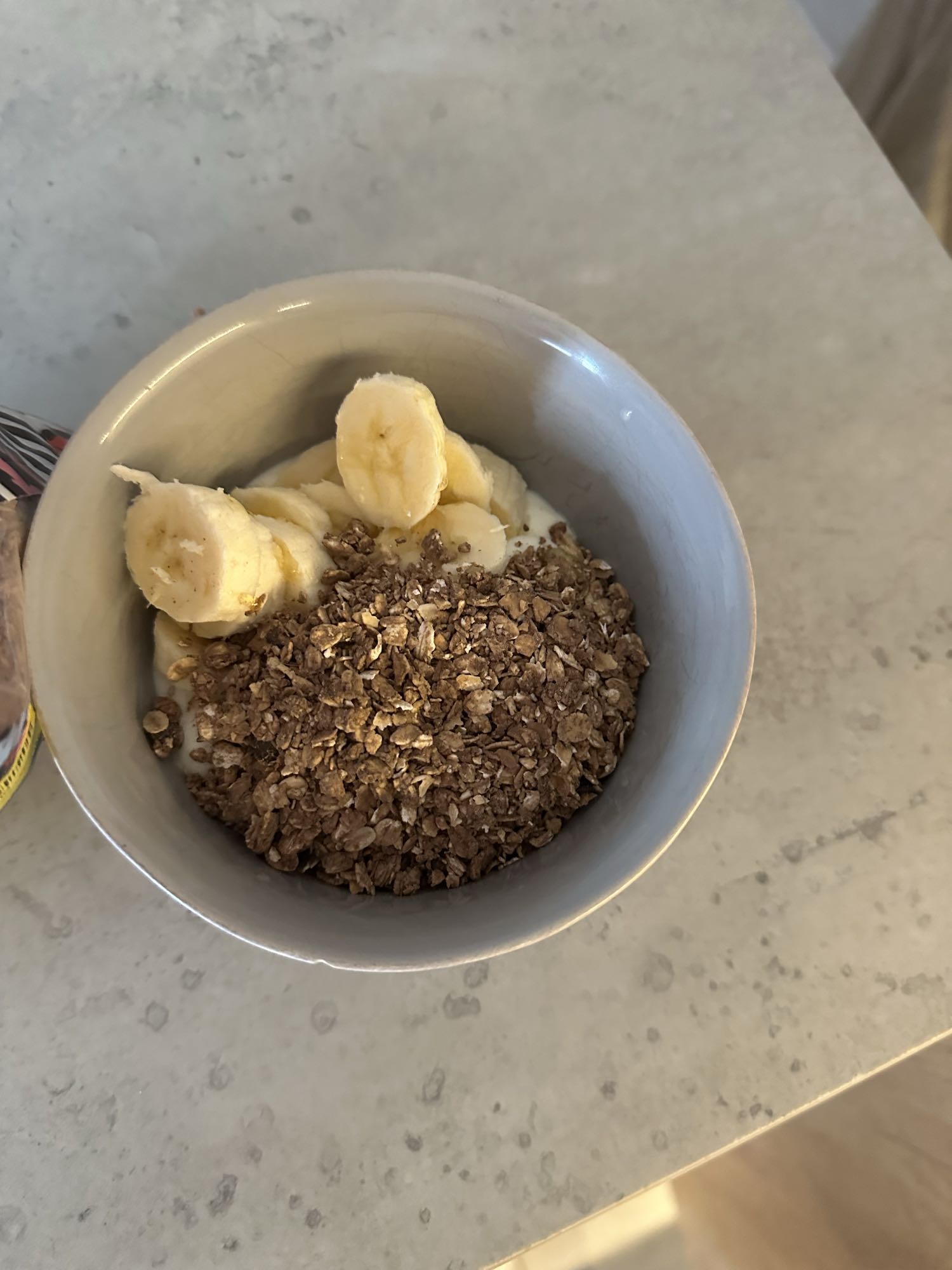 Yogur con plátano, granola y miel