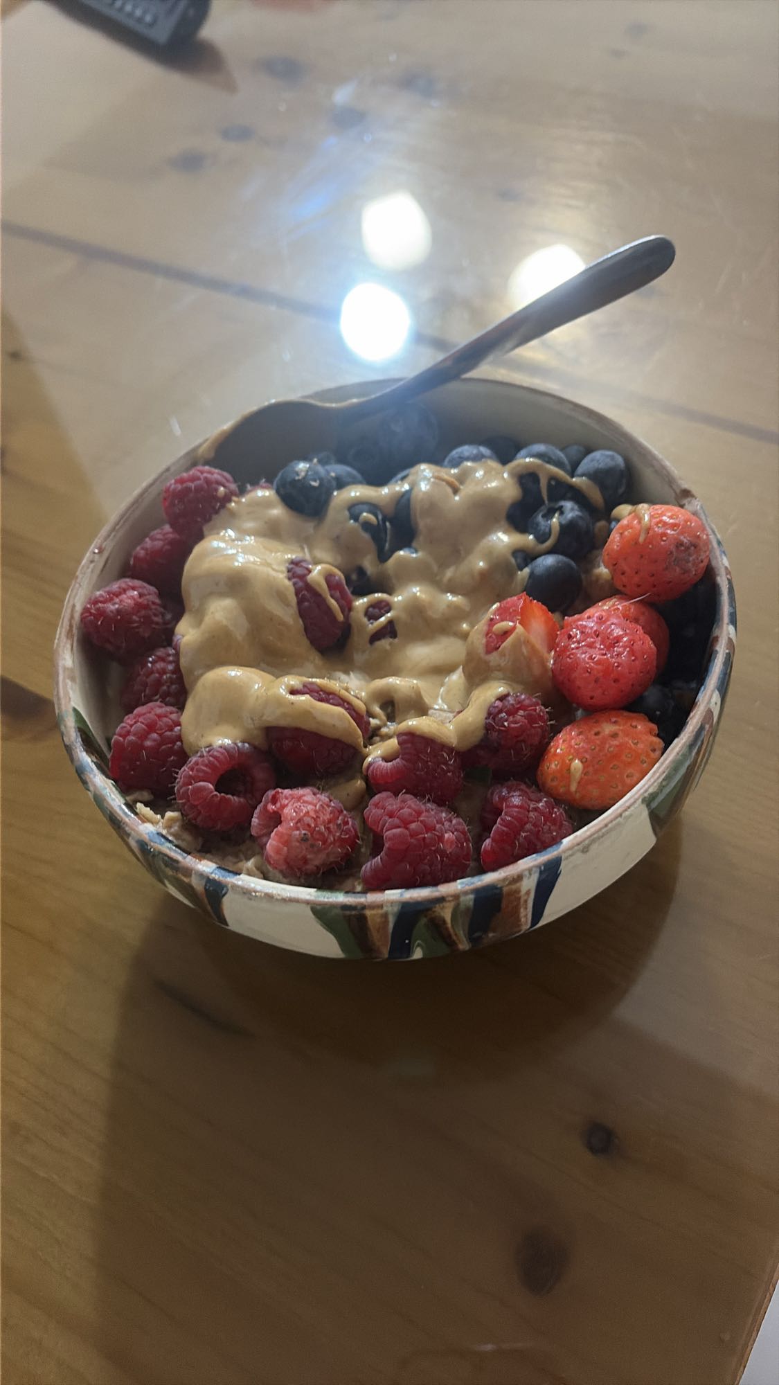 Terci de ovăz cu ouă, proteine și fructe de pădure