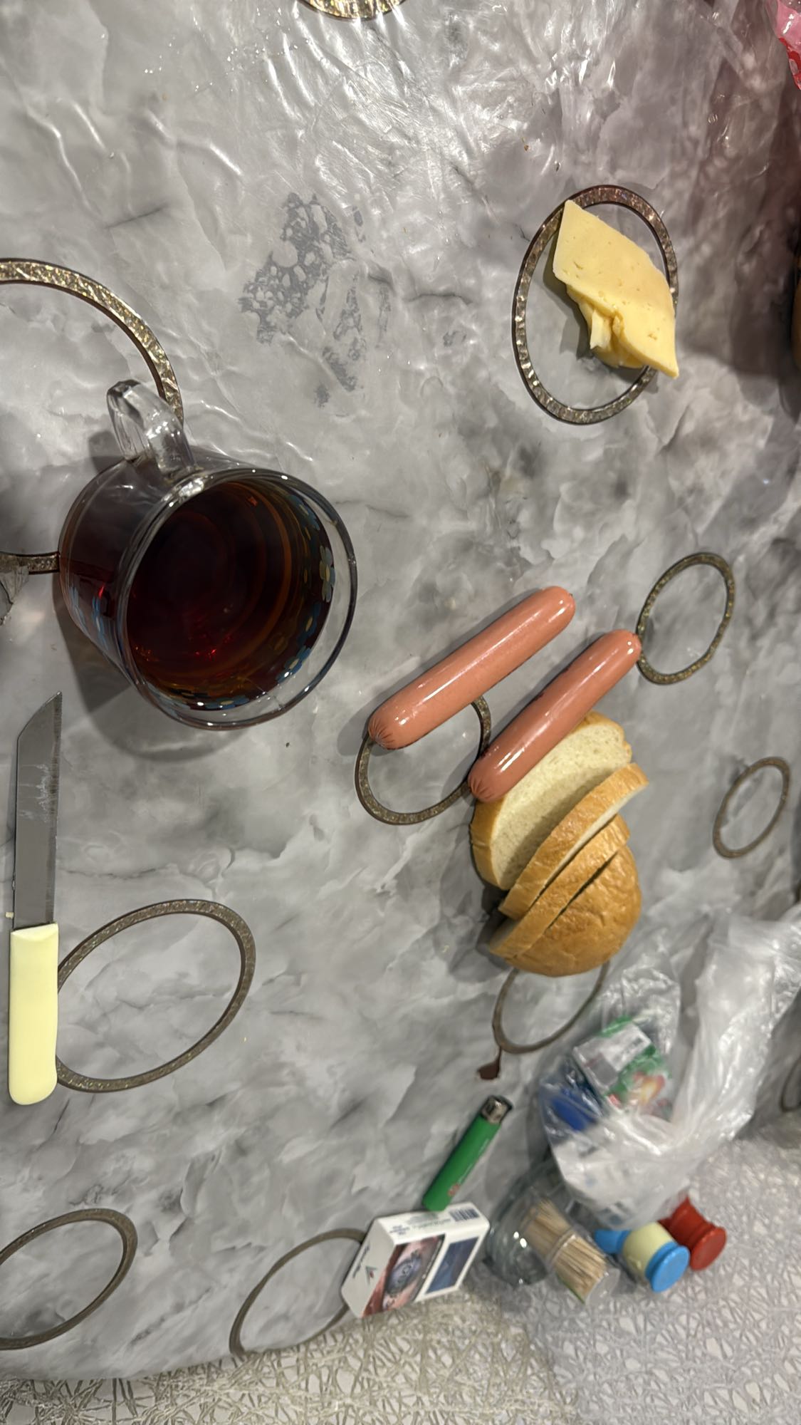 Сосиски с хлебом и чаем