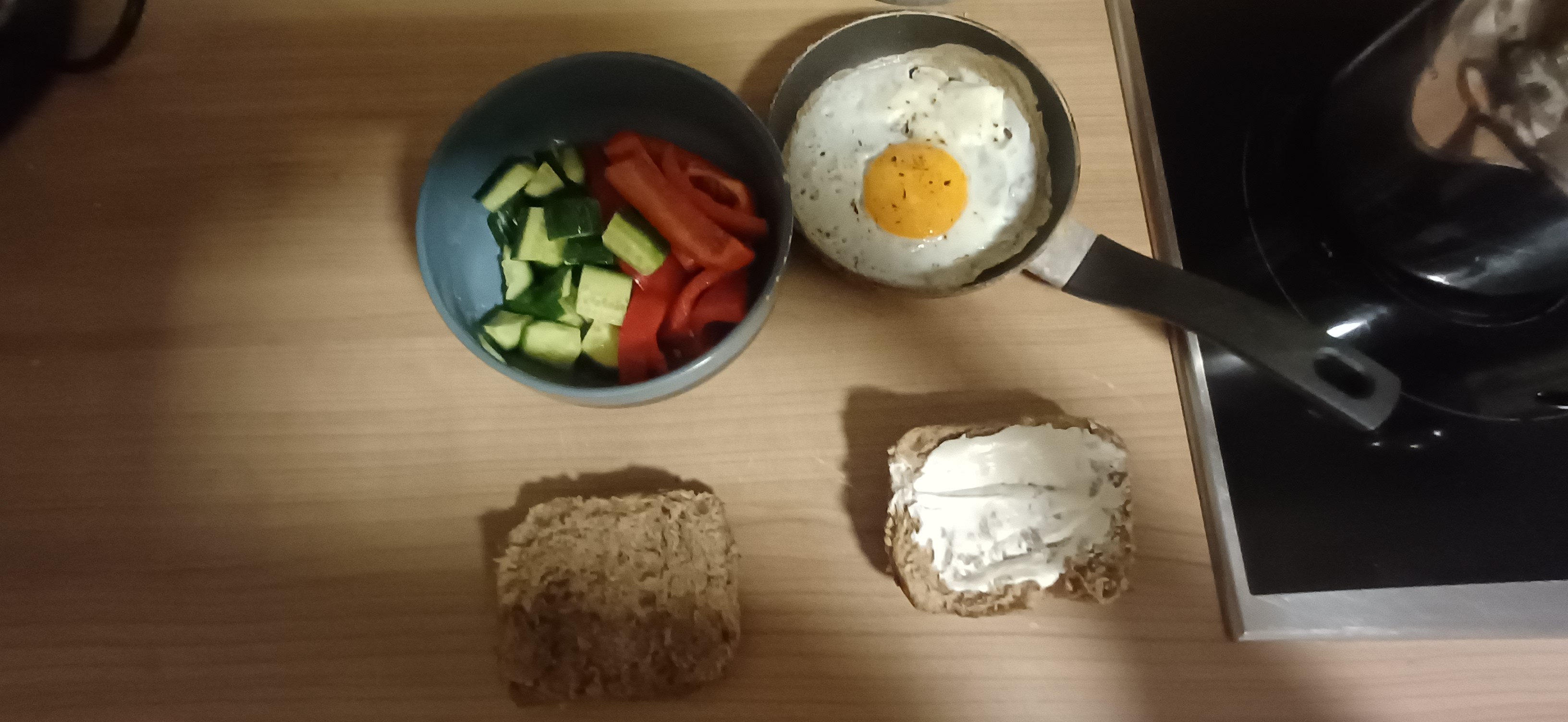 Brot, Ei und Gemüse