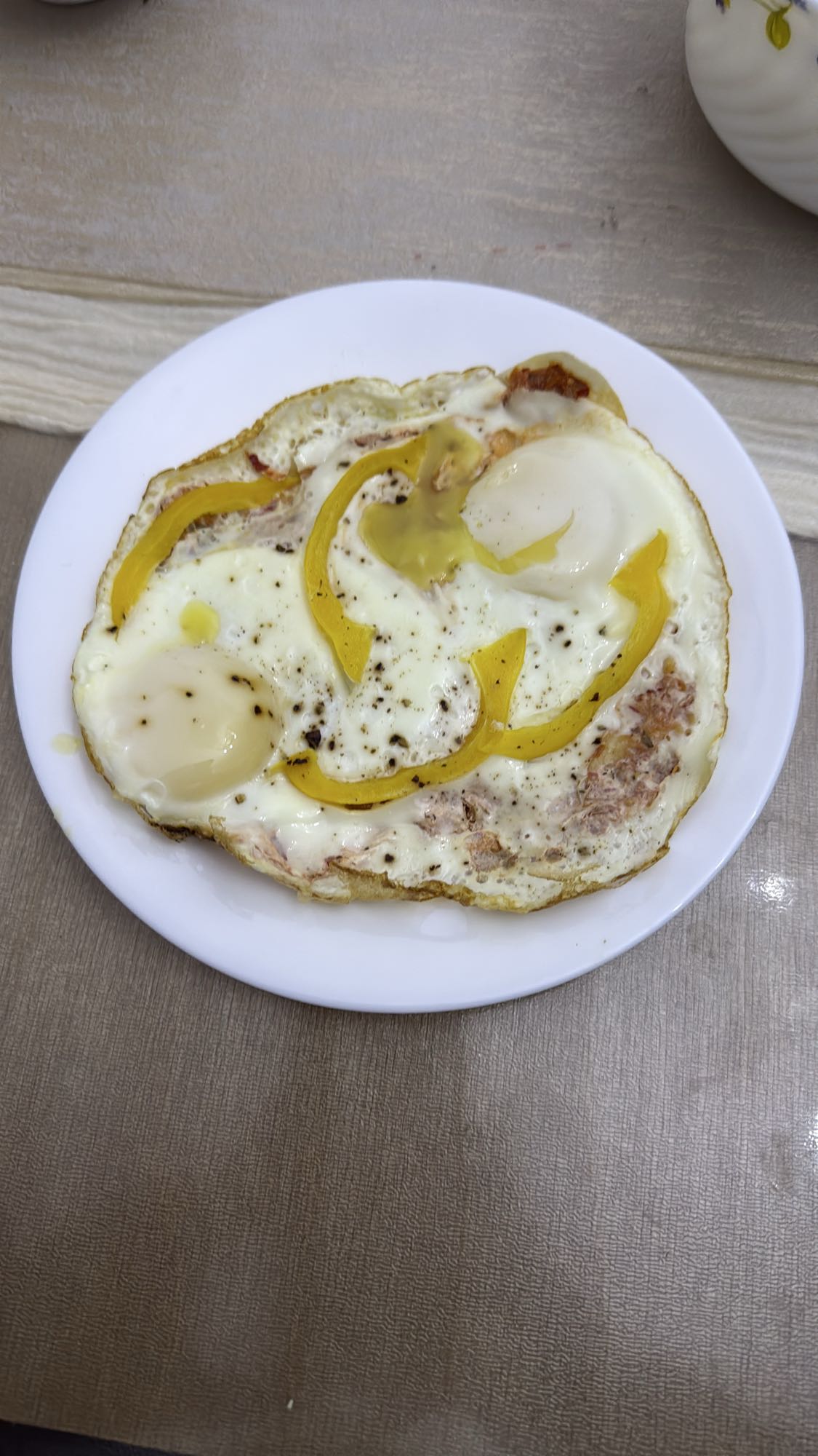 яичница с перцем и тунцом