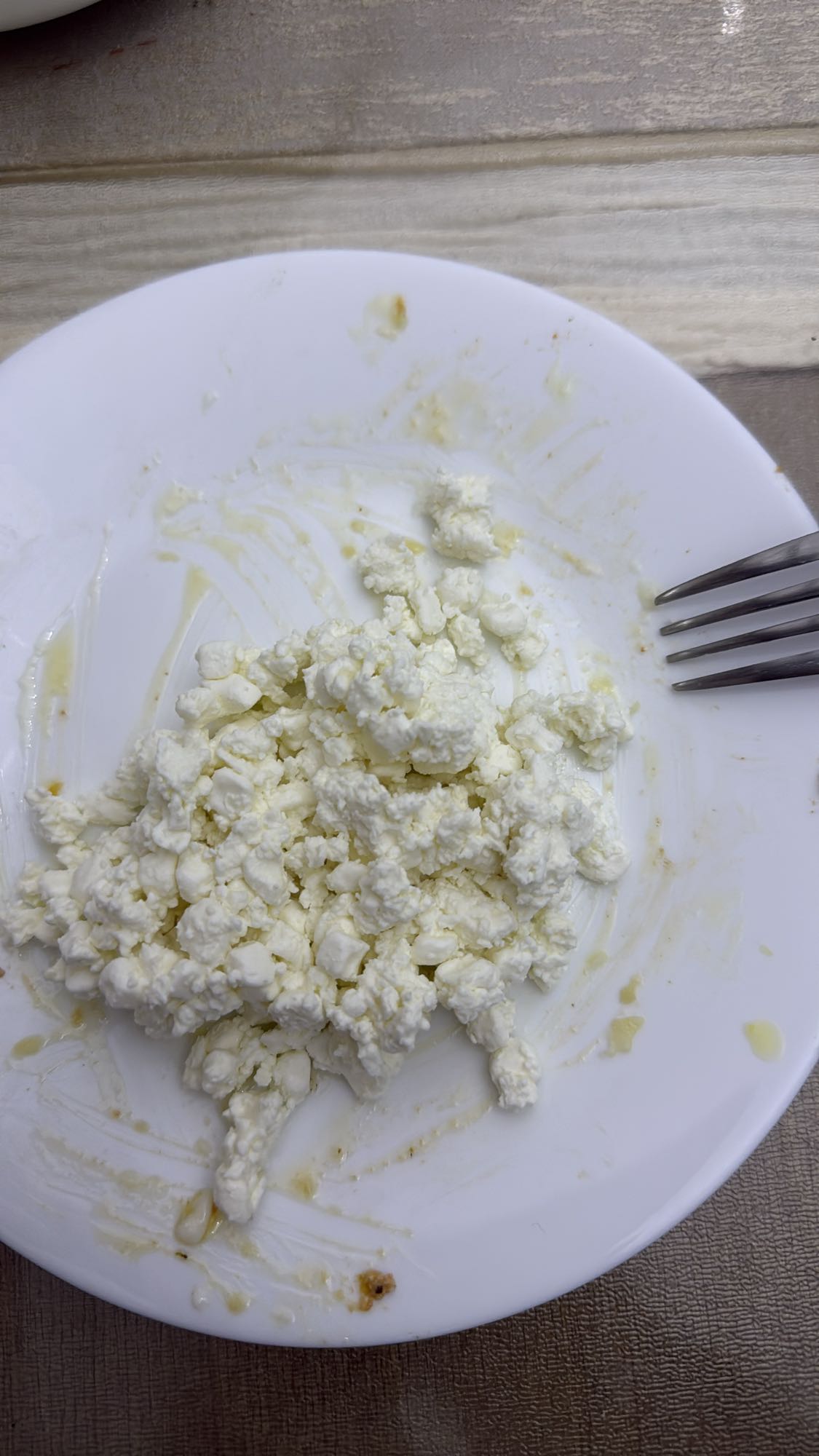 Творог на тарелке