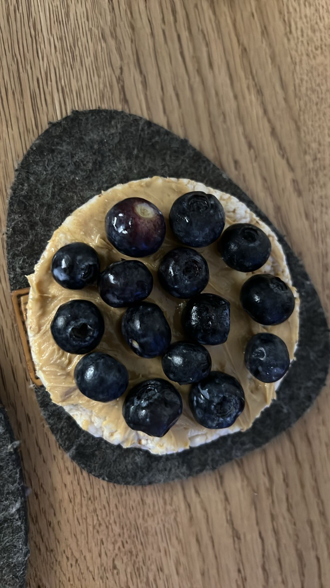 Arroz con crema de cacahuate y arándanos