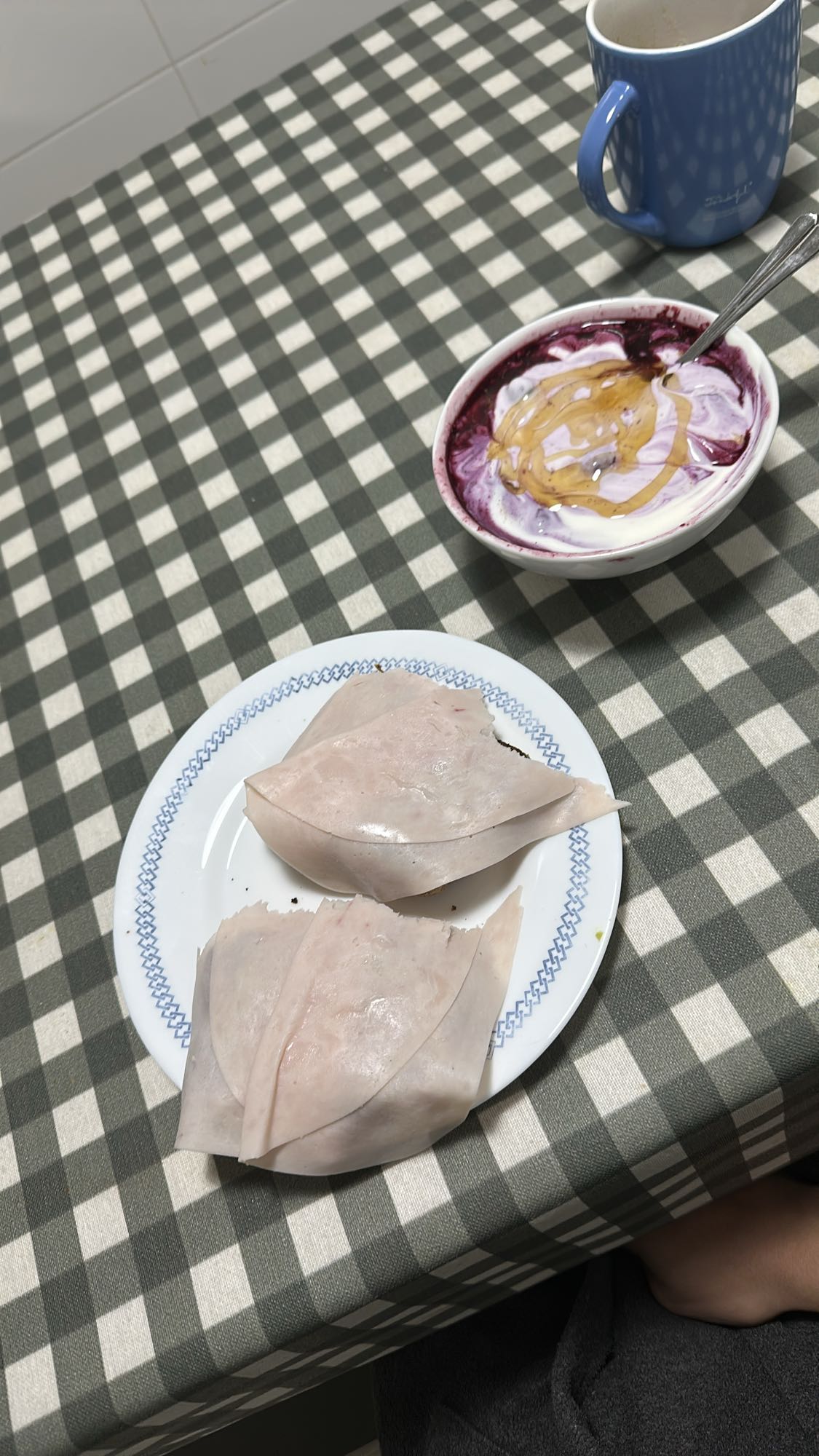 Desayuno con yogur griego, pavo y guacamole