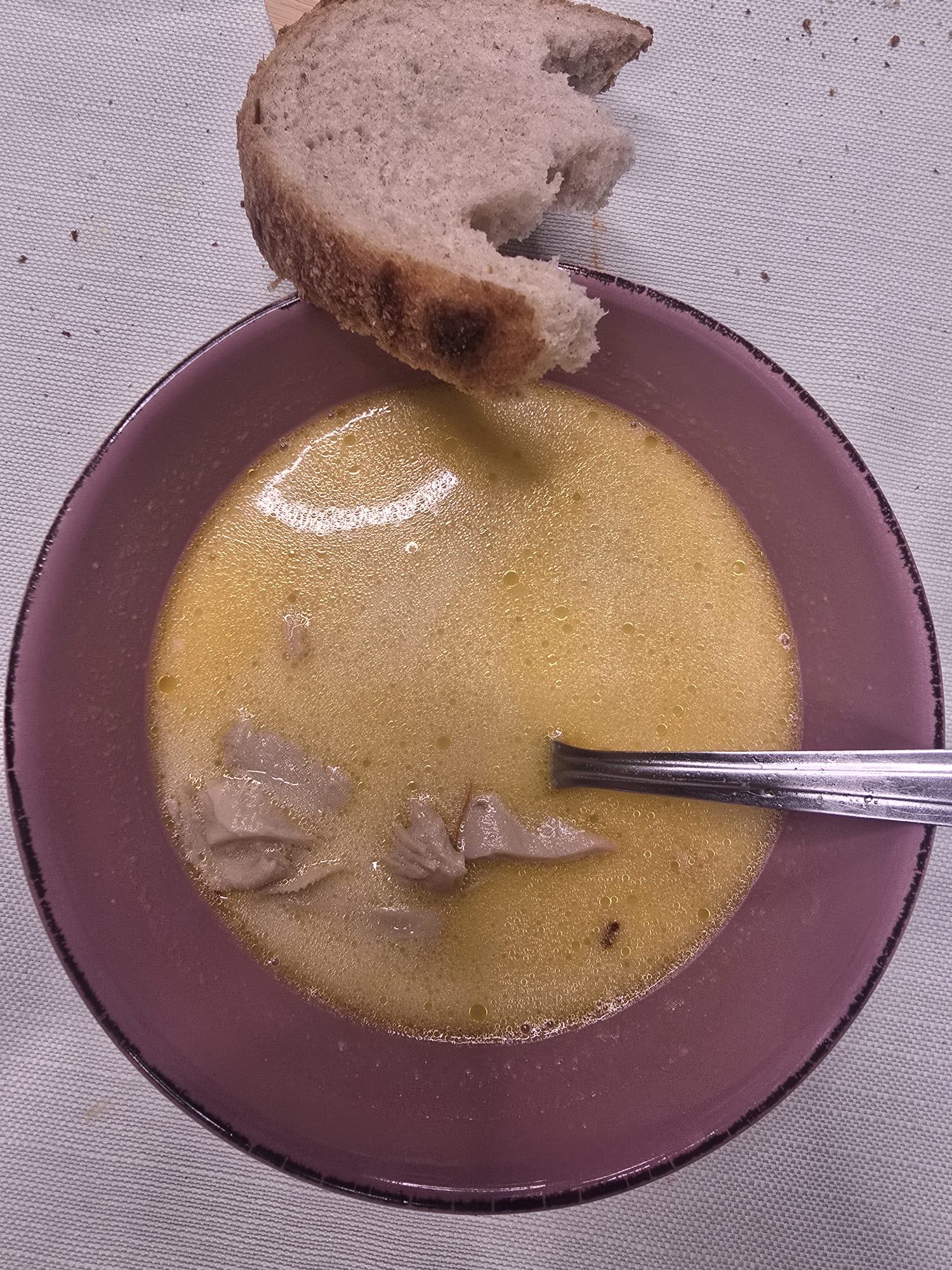 Ciorbă de pui cu pâine