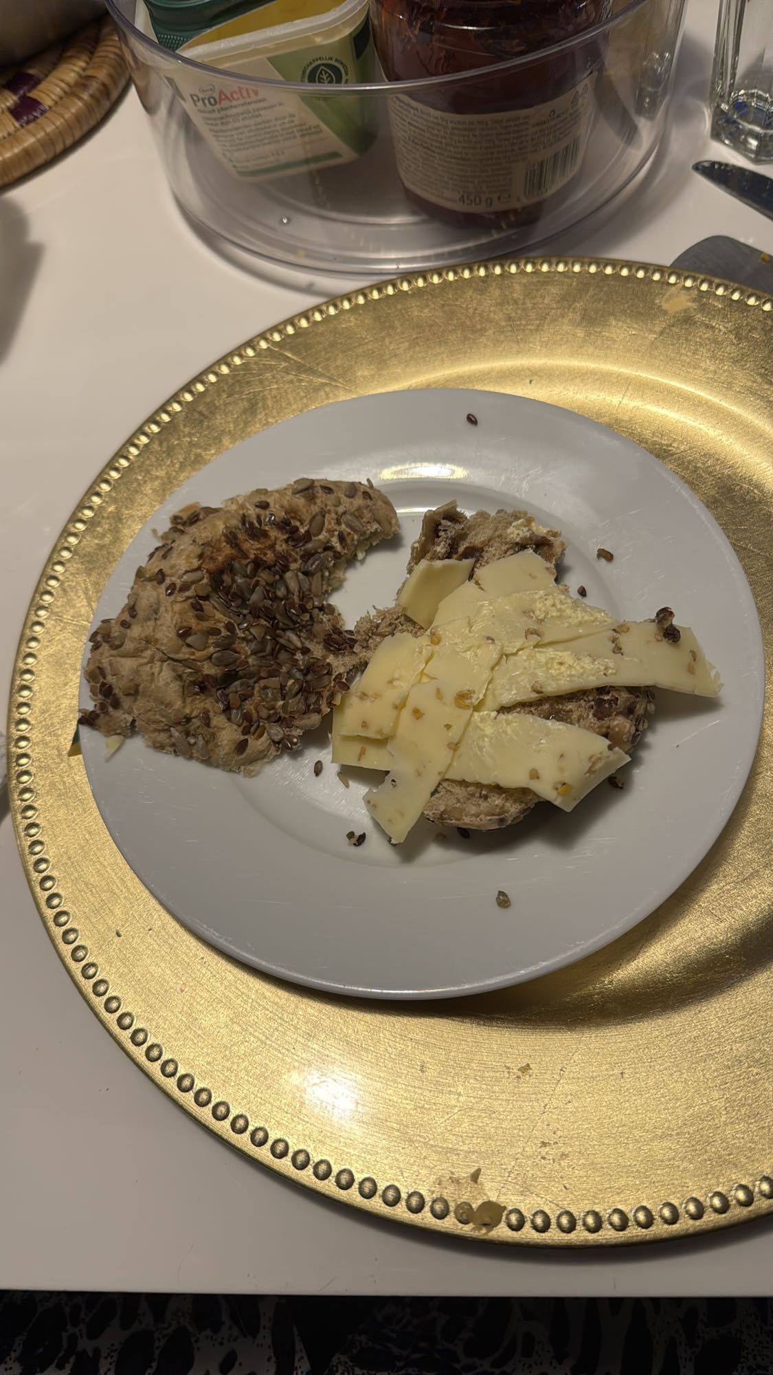 Meergranenbroodje met kaas