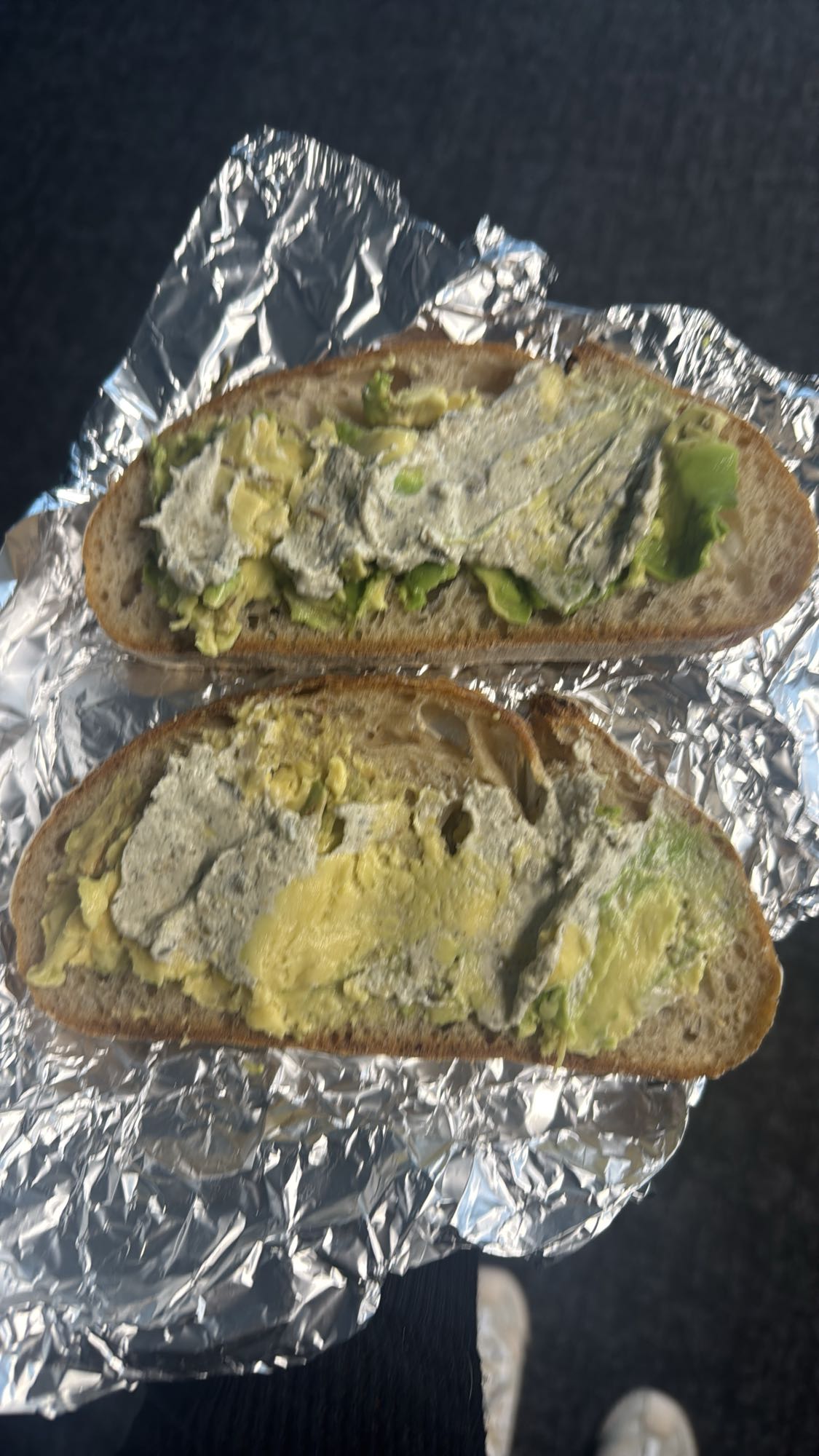 Kanapka z awokado i serem