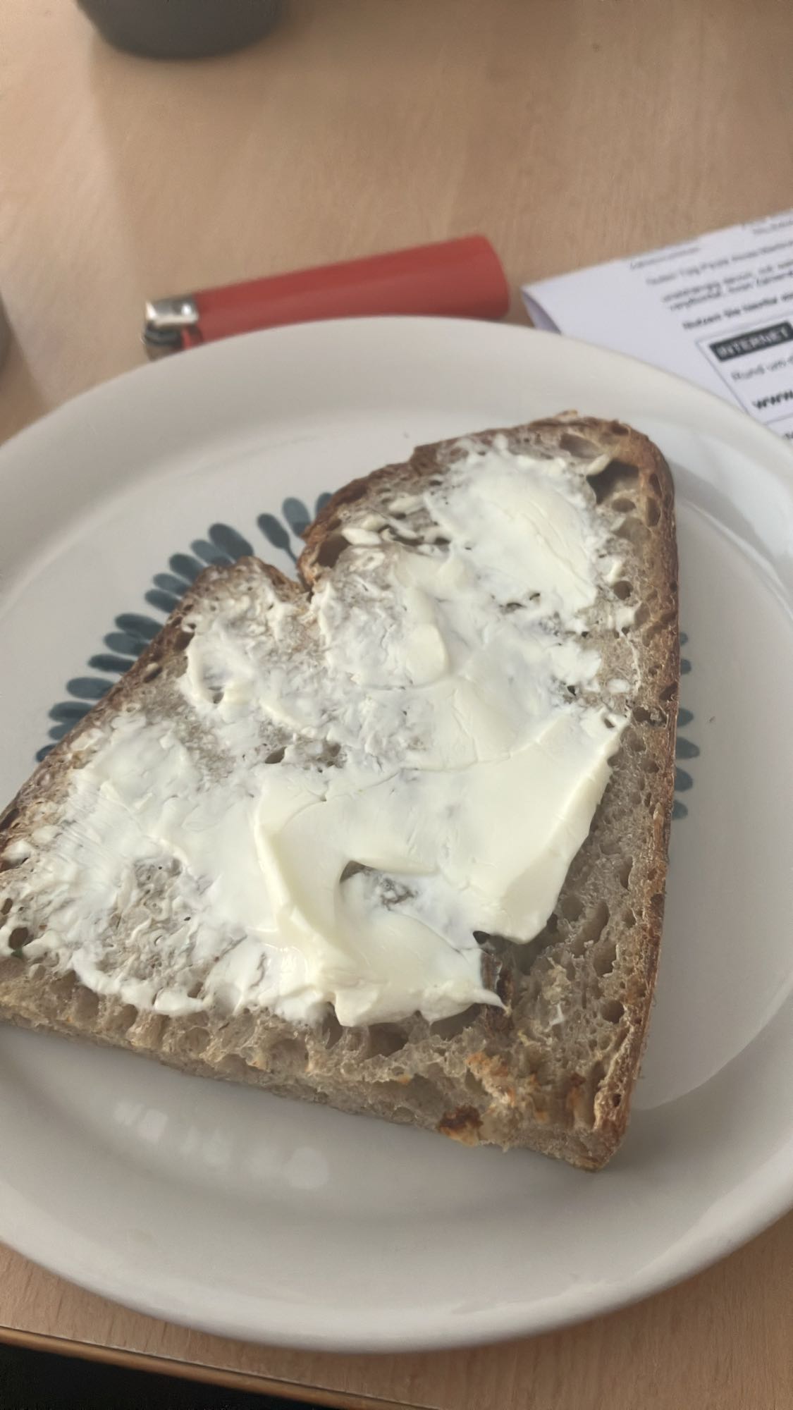 Pão integral com manteiga