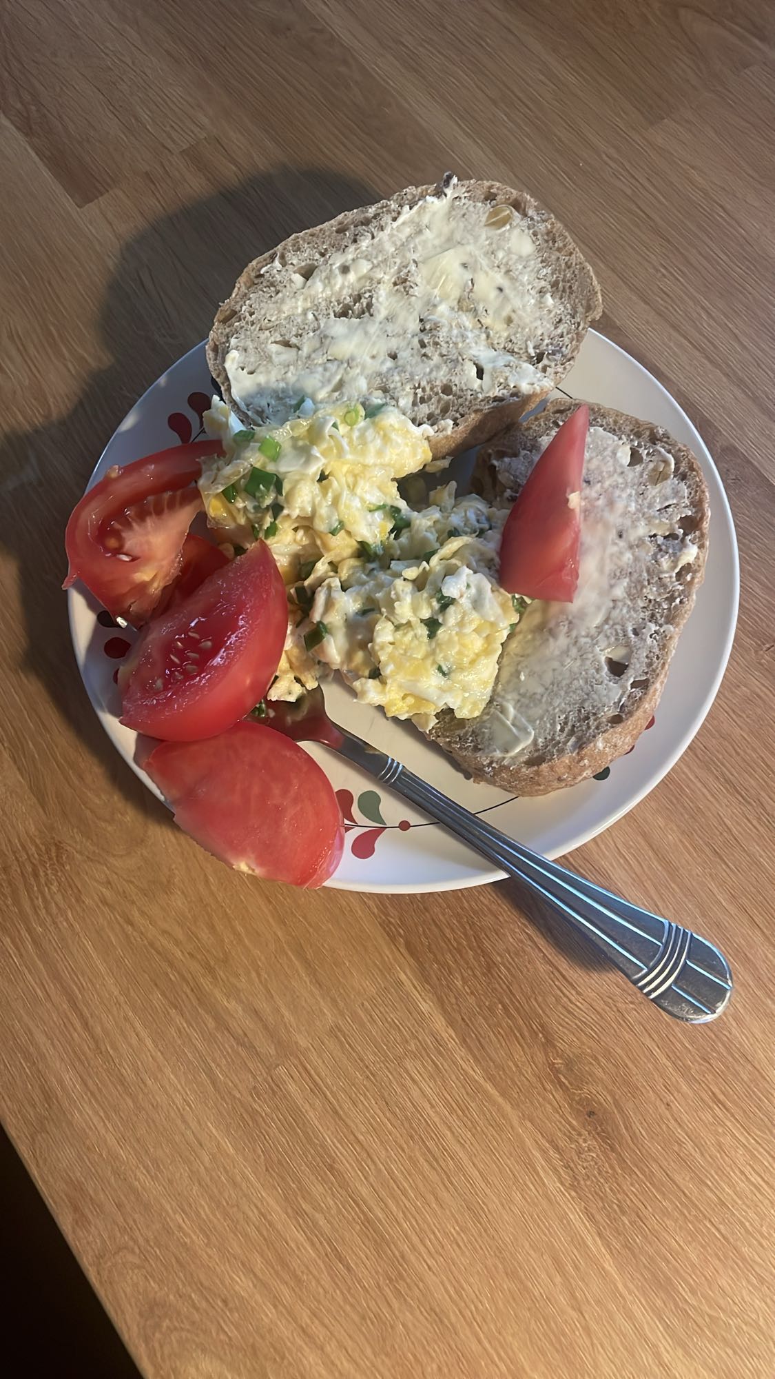 Kanapka z jajecznicą i pomidorem