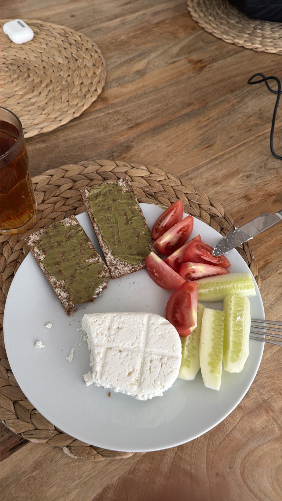 Śniadanie z twarogiem i warzywami