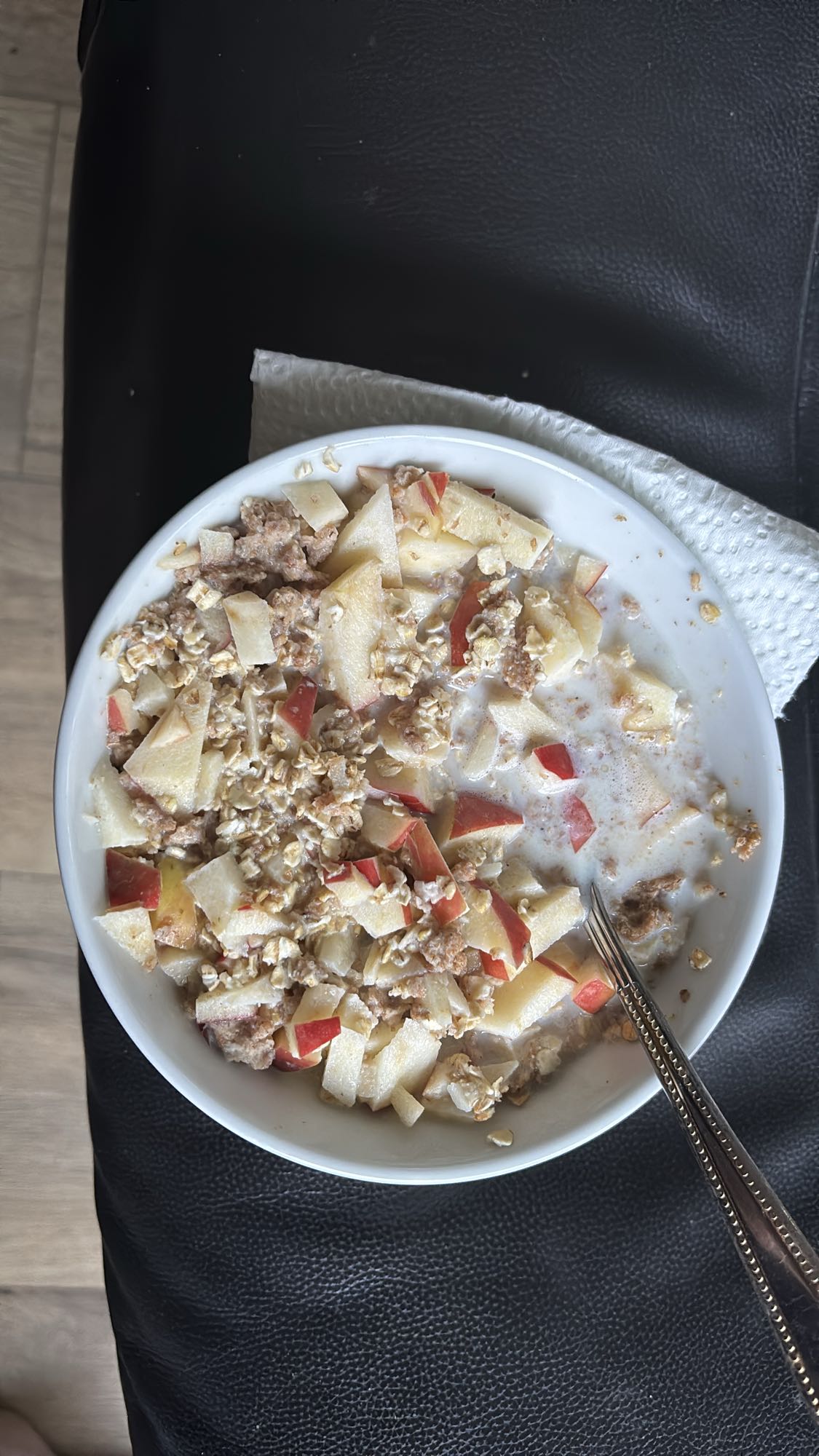 Eple, knekkebrød og proteinfrokost med honning