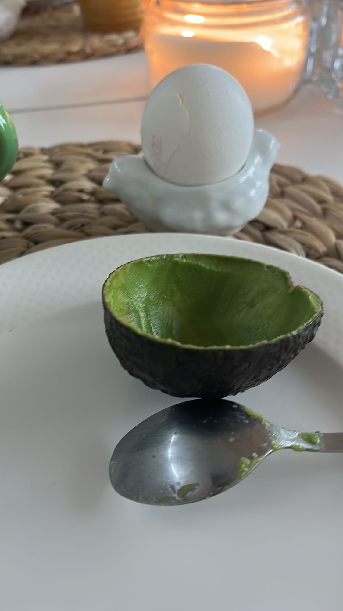 Avokado och kokt ägg