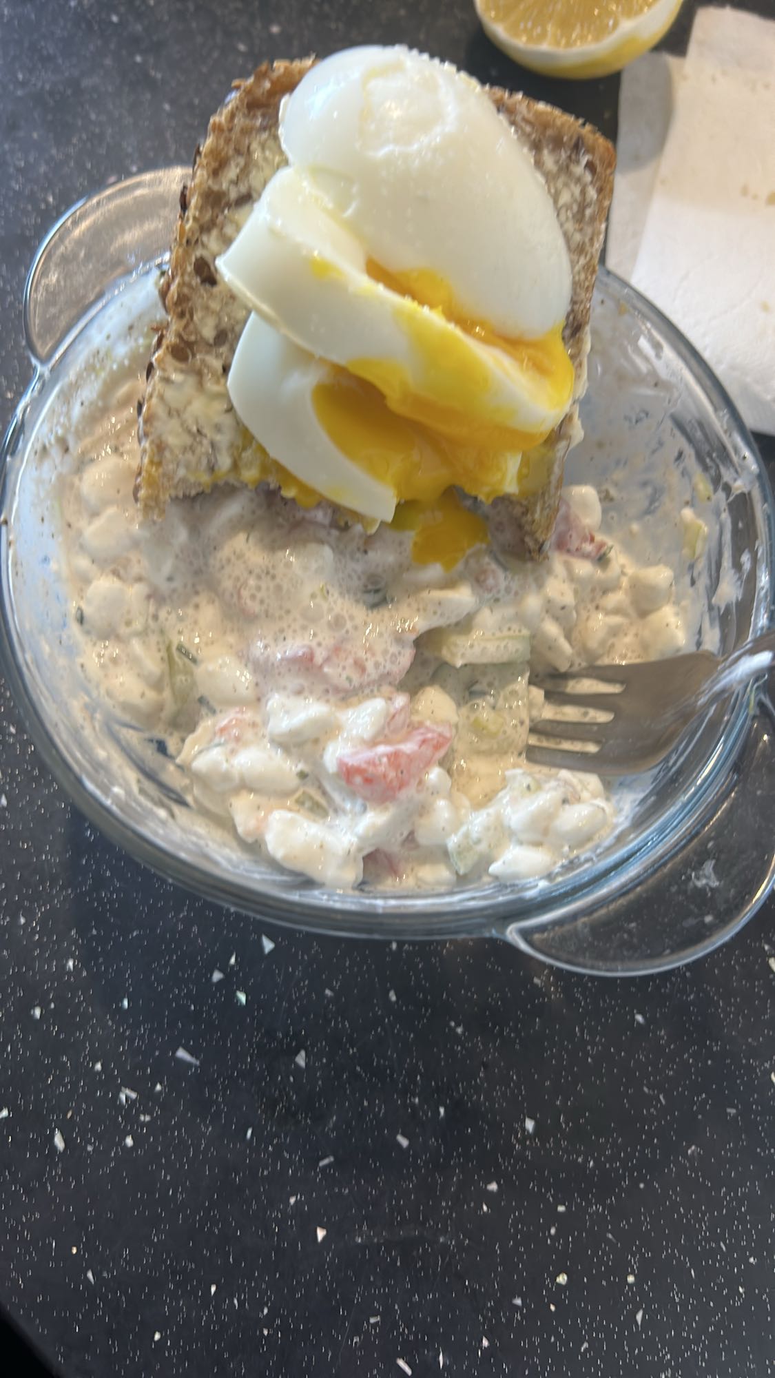 Sałatka z jajkiem i chlebem