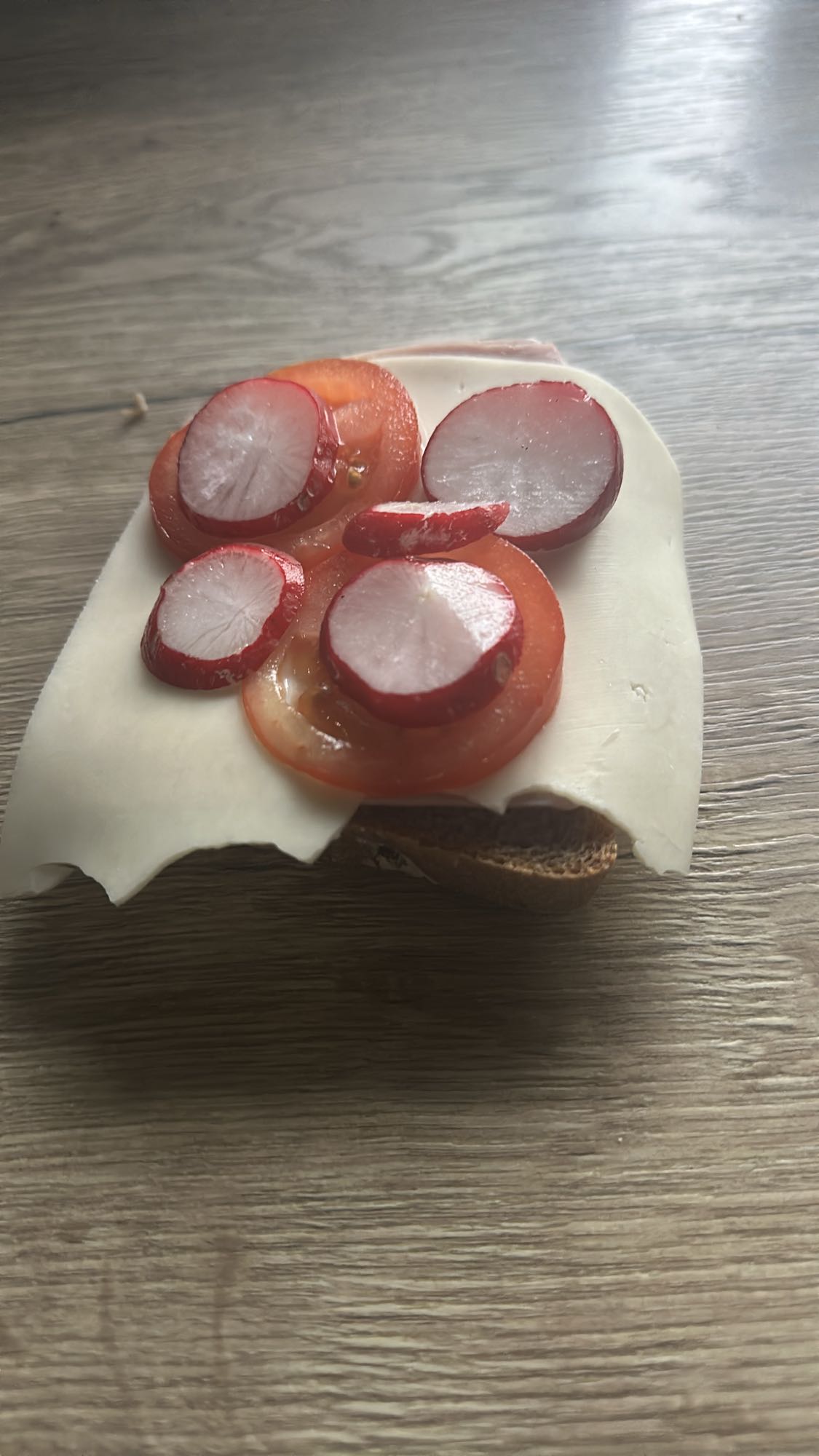 Kanapka z serem i warzywami