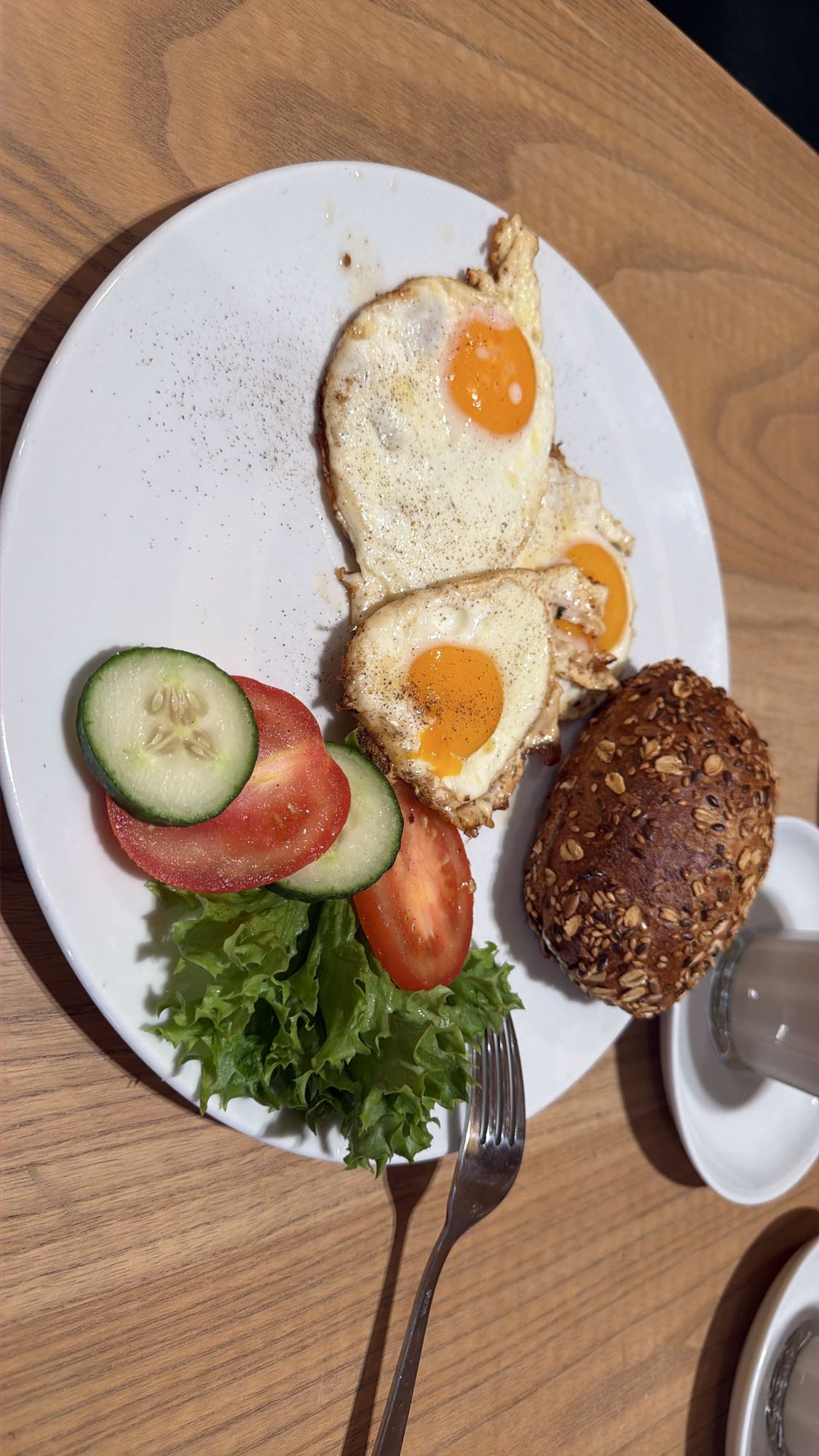 Jajka z warzywami i bułką