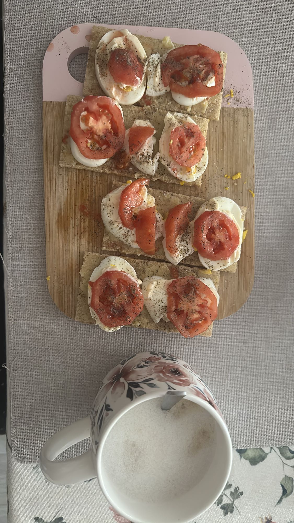 Kanapki z jajkiem i pomidorem