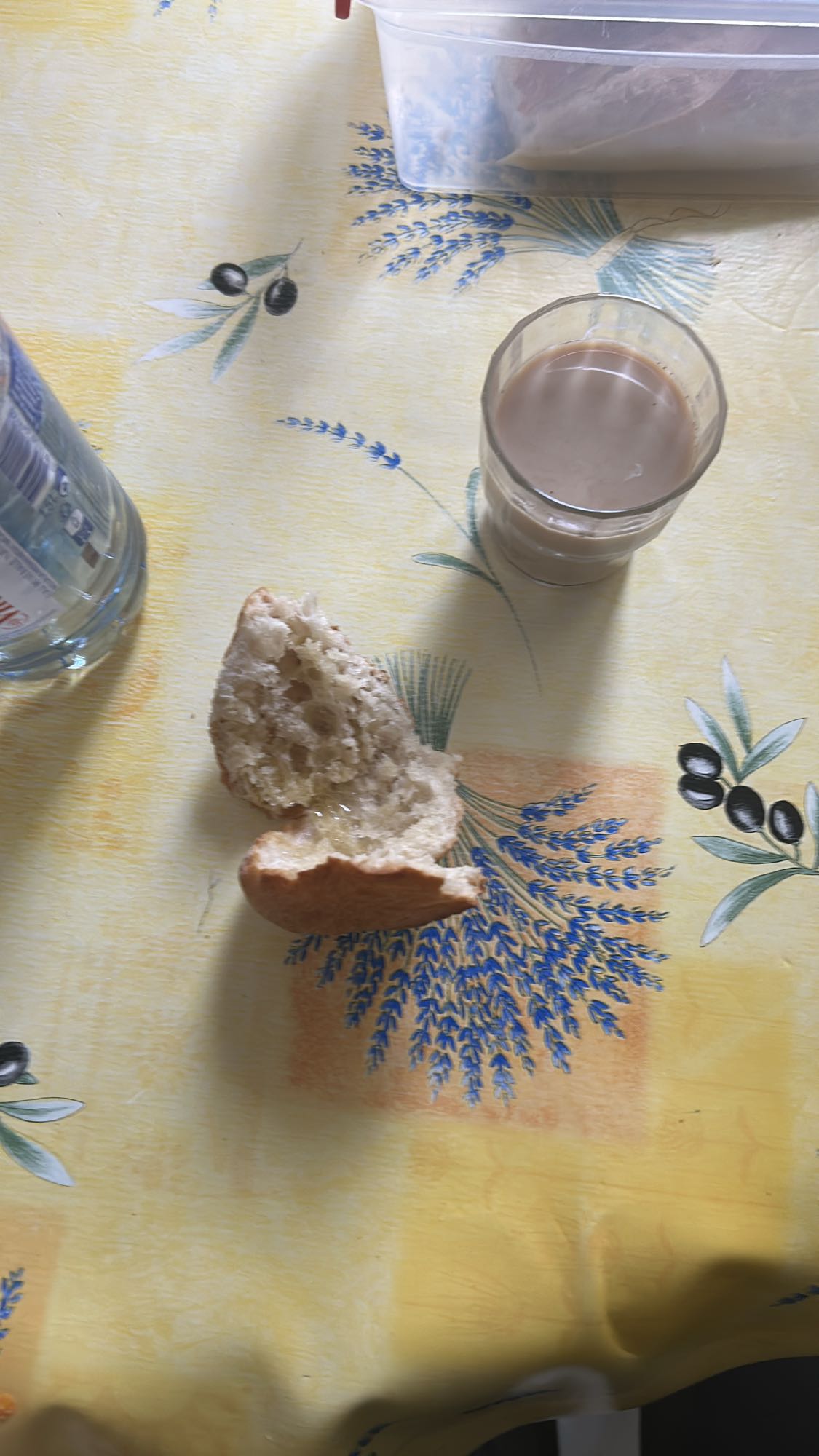 Petit-déjeuner pain et chocolat