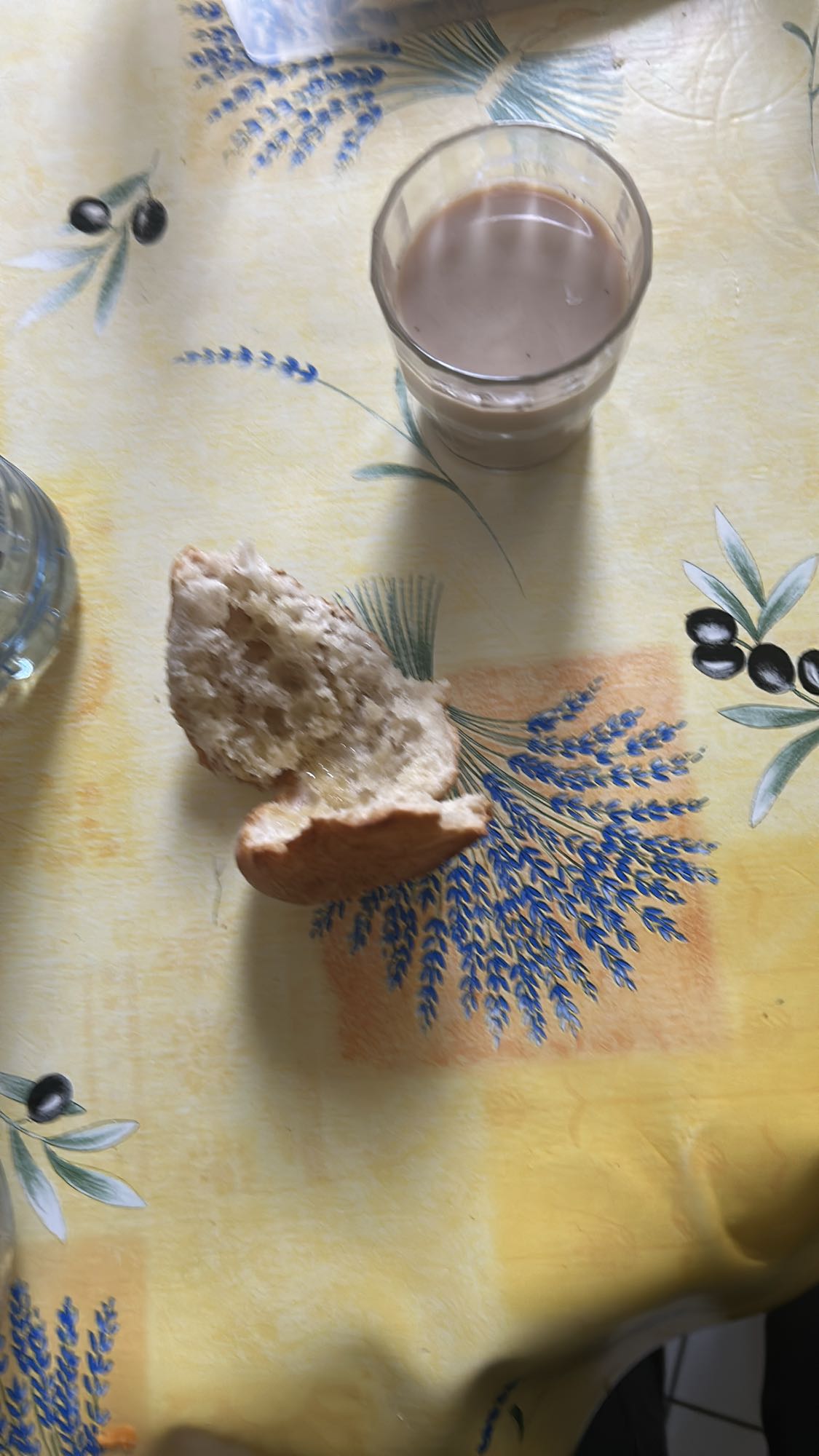 Petit-déjeuner pain et chocolat