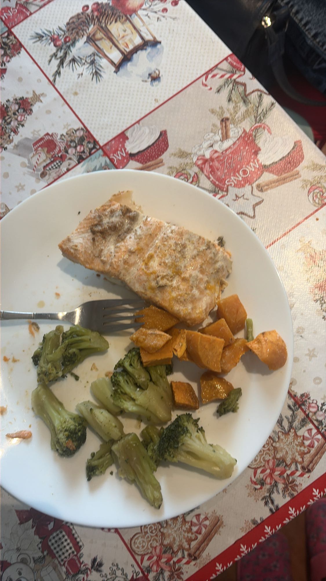 Jumătate de somon cu cartofi dulci și broccoli