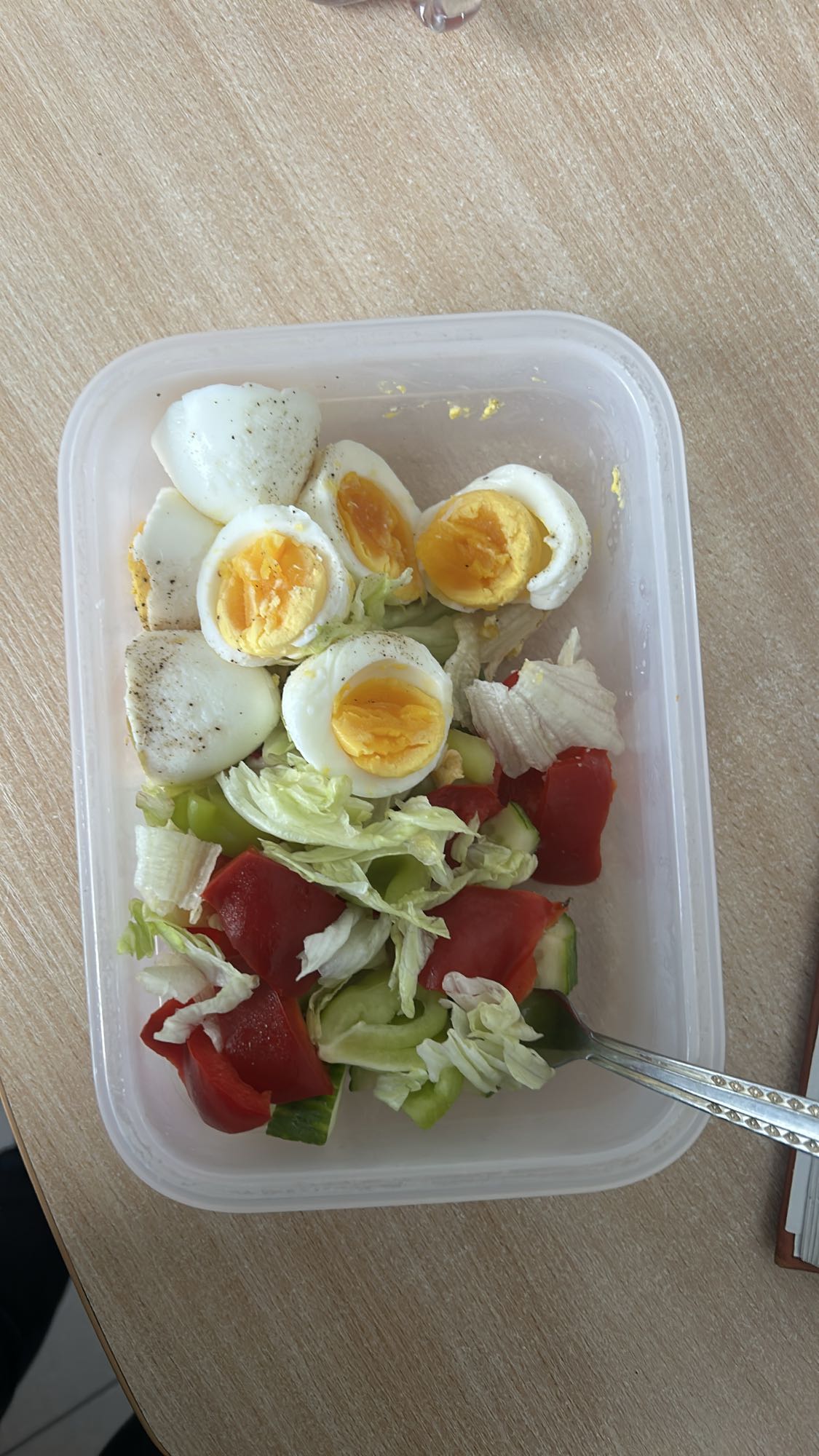 Jajka z sałatką warzywną