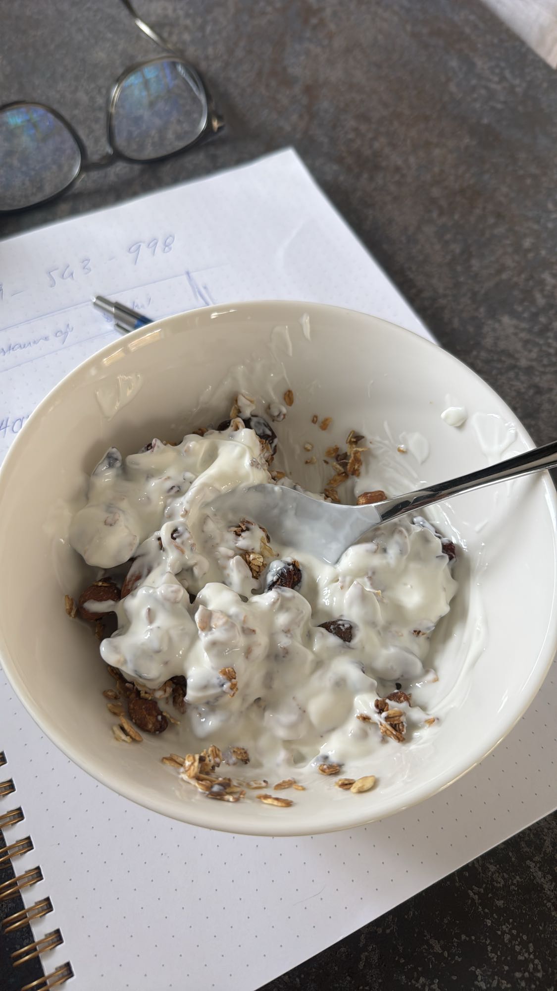 jogurt z musli i orzechami