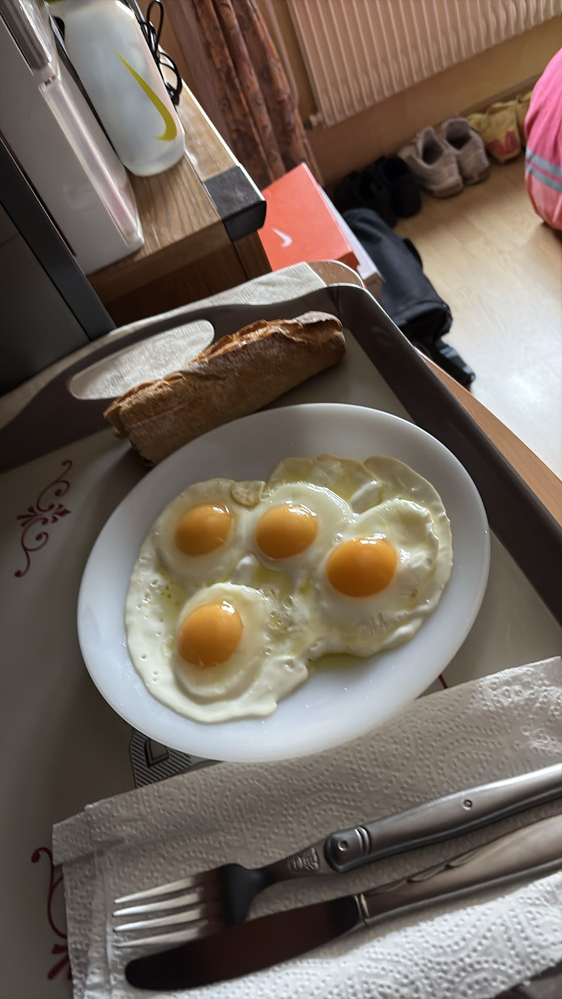 Oeufs au plat et baguette