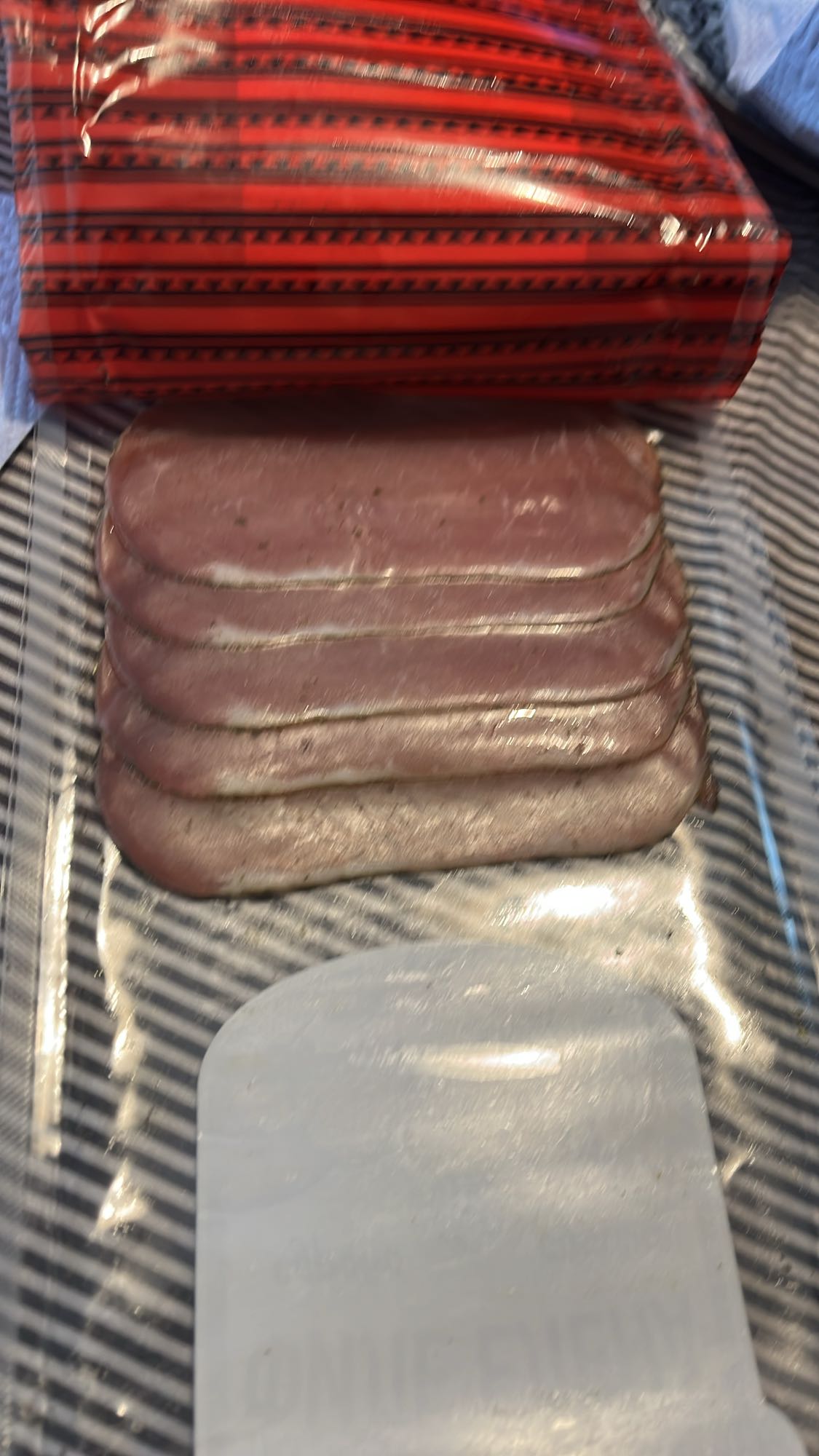 пуешки колбас нарязан