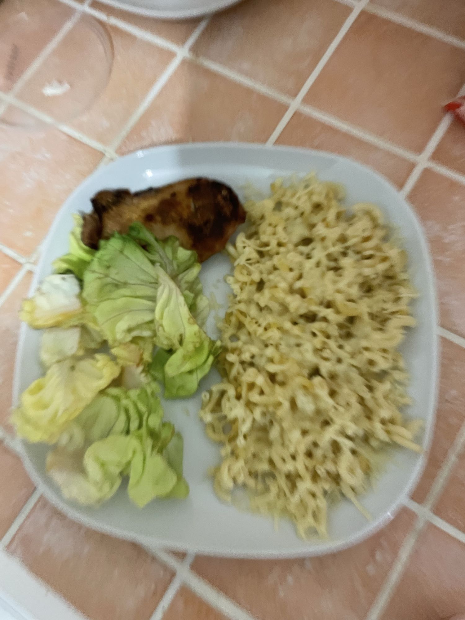Poulet, nouilles, salade