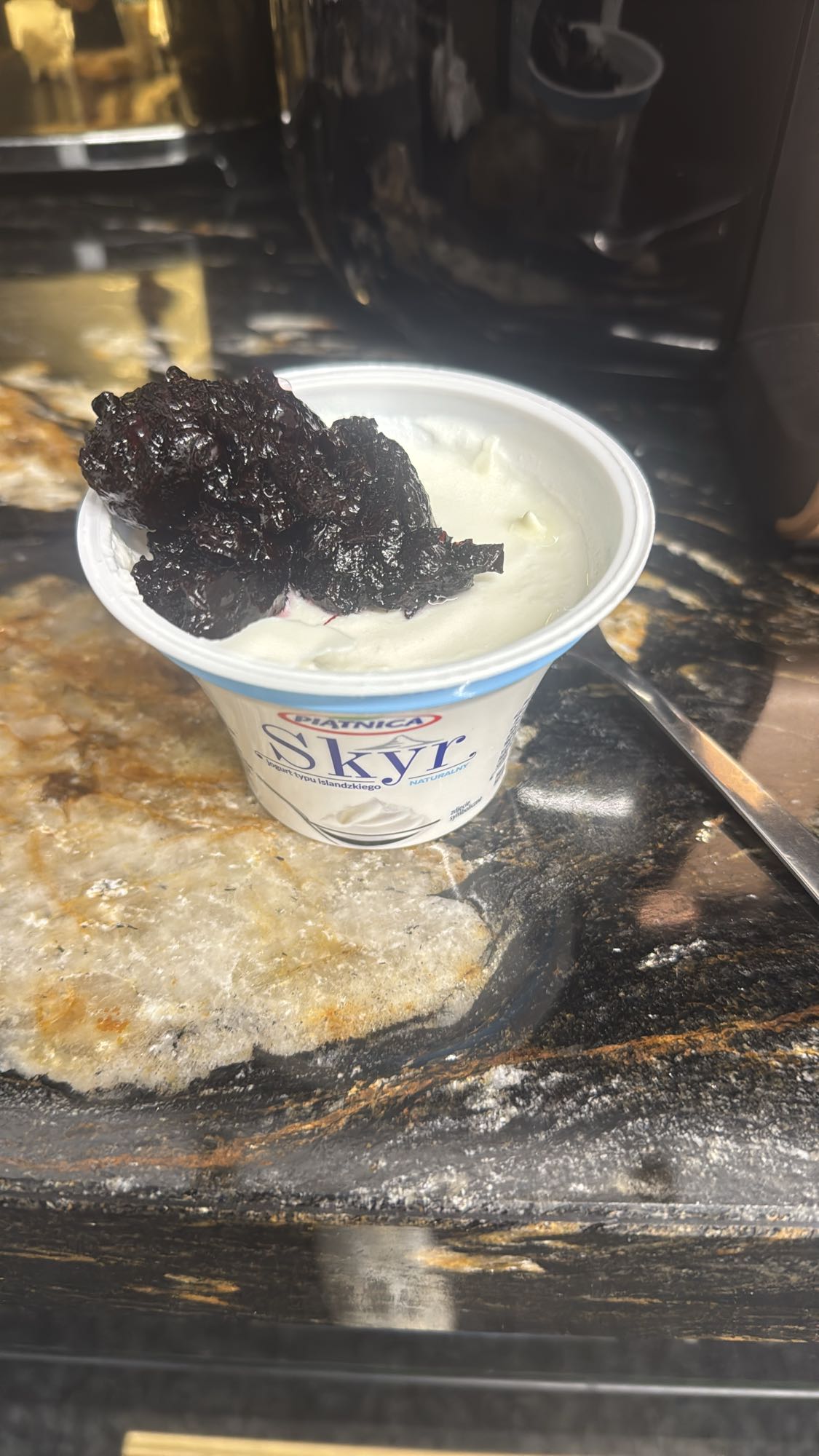 Skyr z suszonymi śliwkami