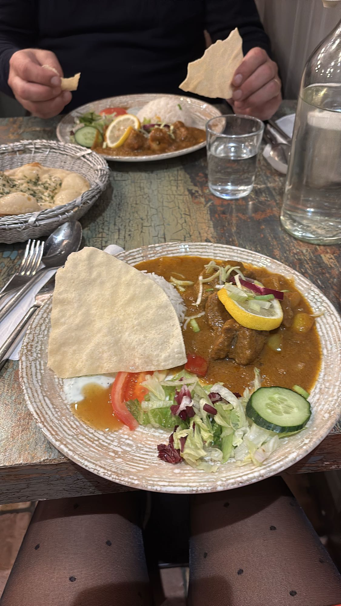 Indisk curry med ris och sallad