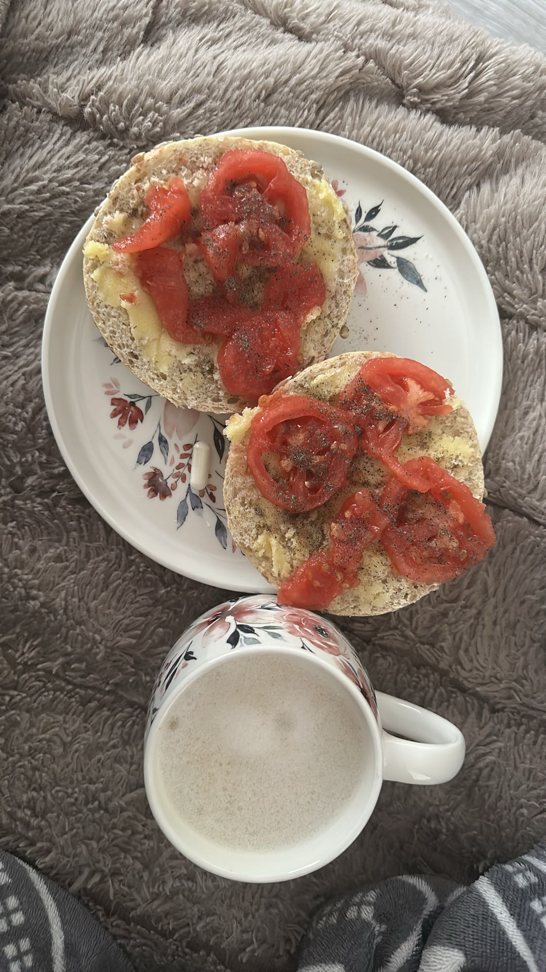Bułka z pomidorem i mlekiem