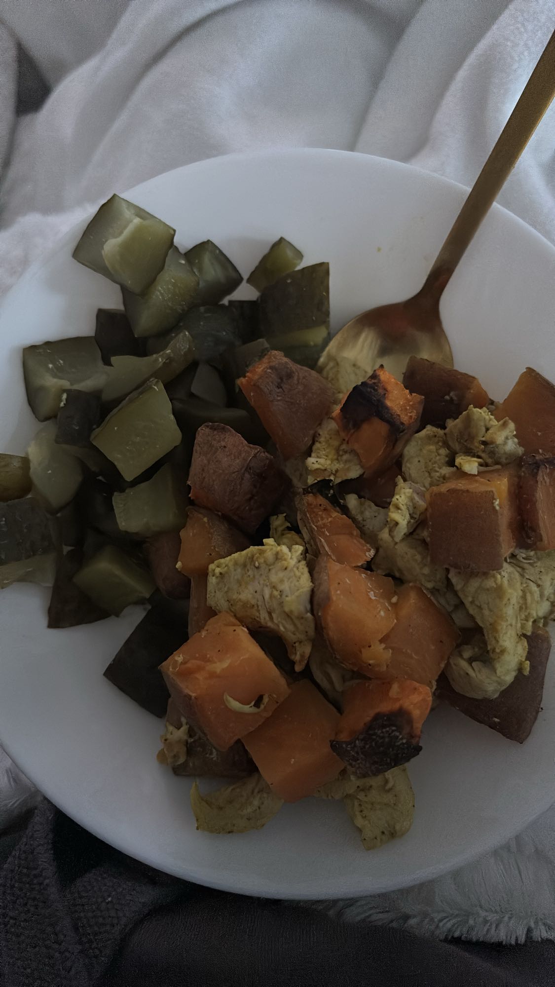 Batat z jajkiem i ogórkiem