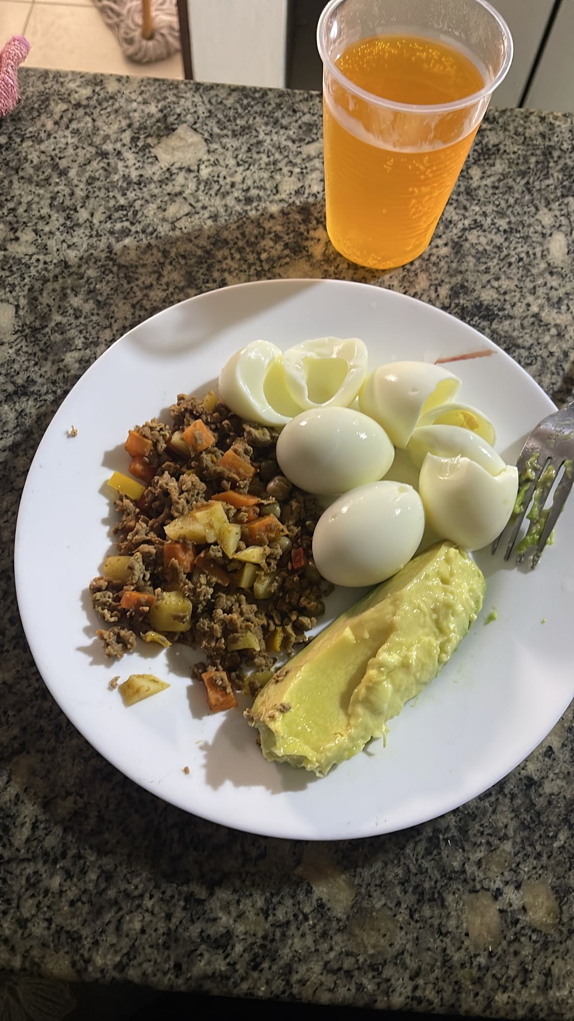 Huevos, carne y aguacate