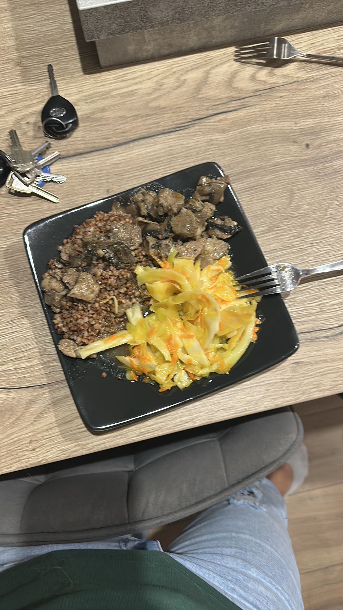 Kasza gryczana z wątróbką i surówką