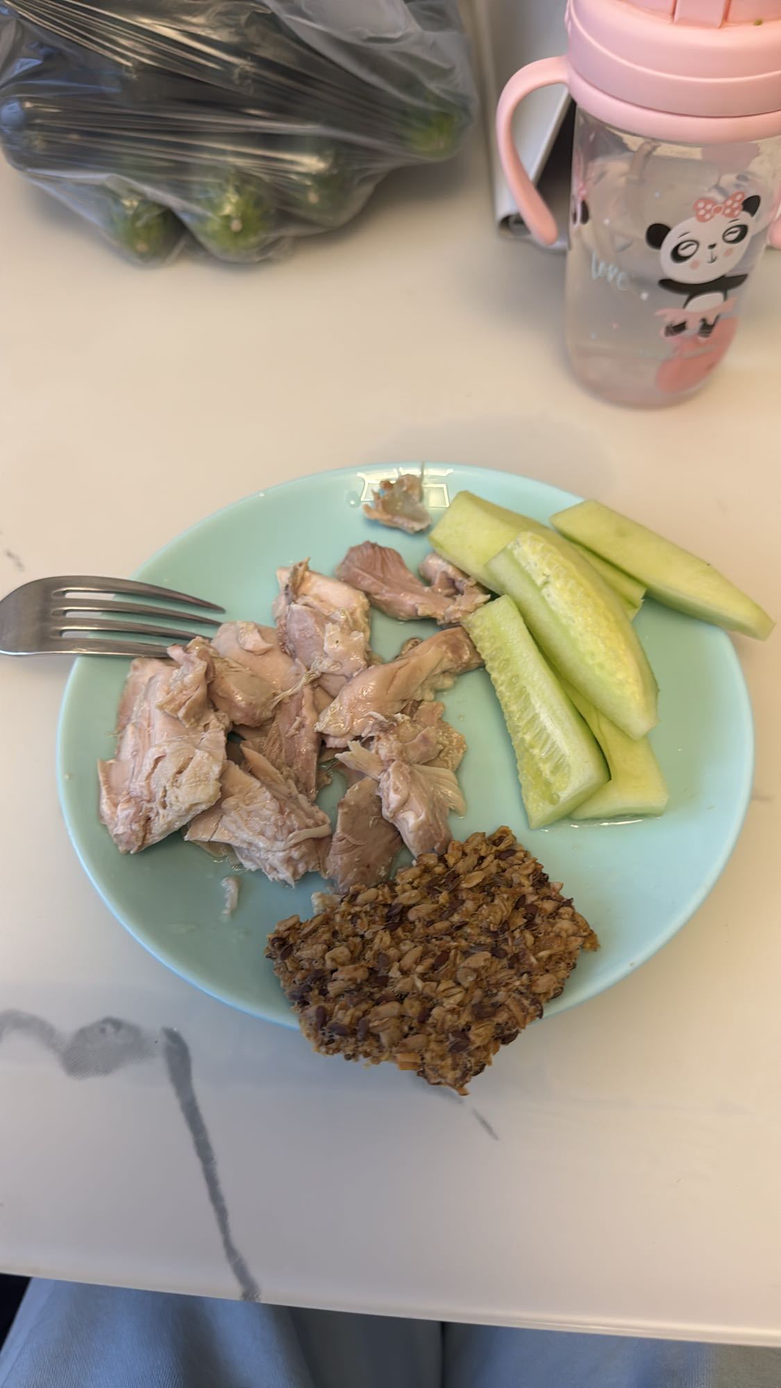 Курица с огурцом и хлебцем