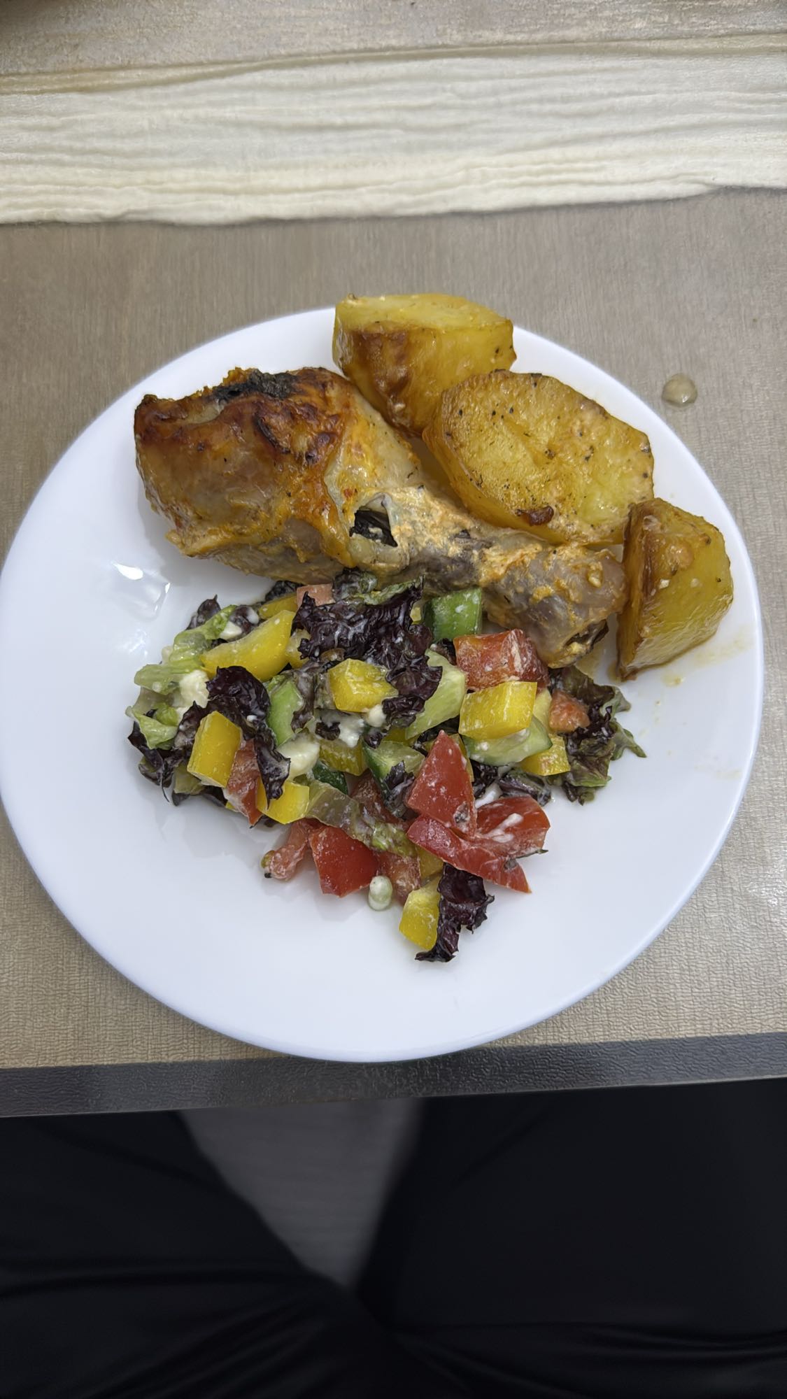 Курица с картошкой и салатом