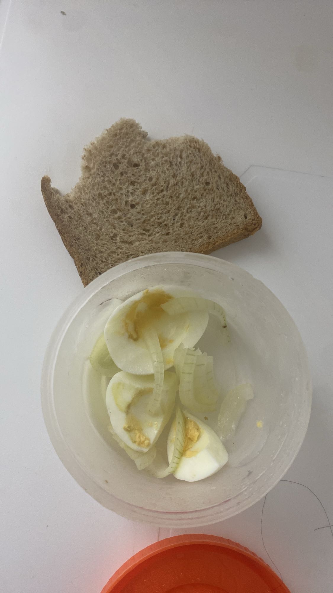 Huevo con cebolla y pan