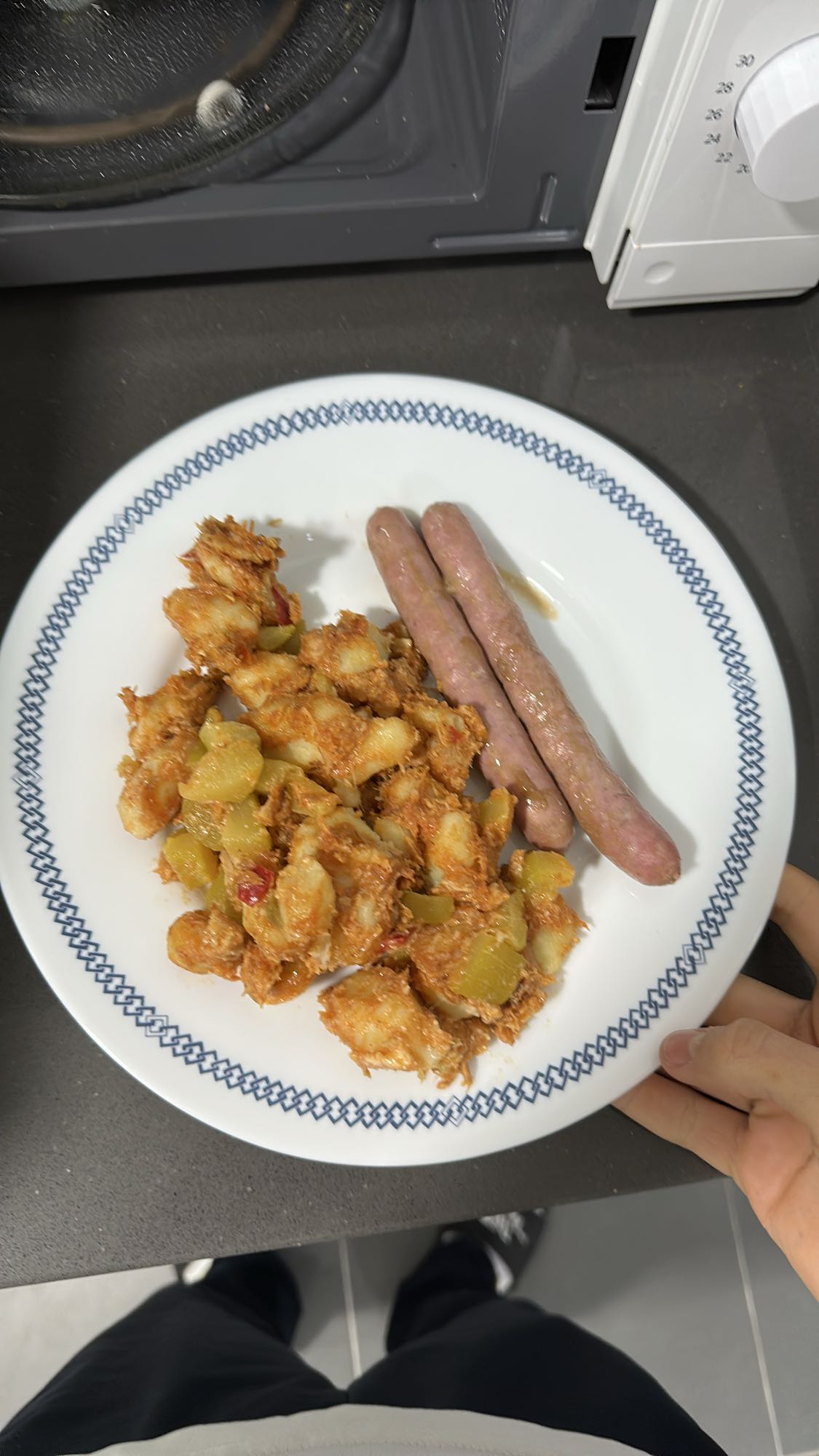 Dos salchichas de carnicería con ñoquis con berenjena, atún y pimiento