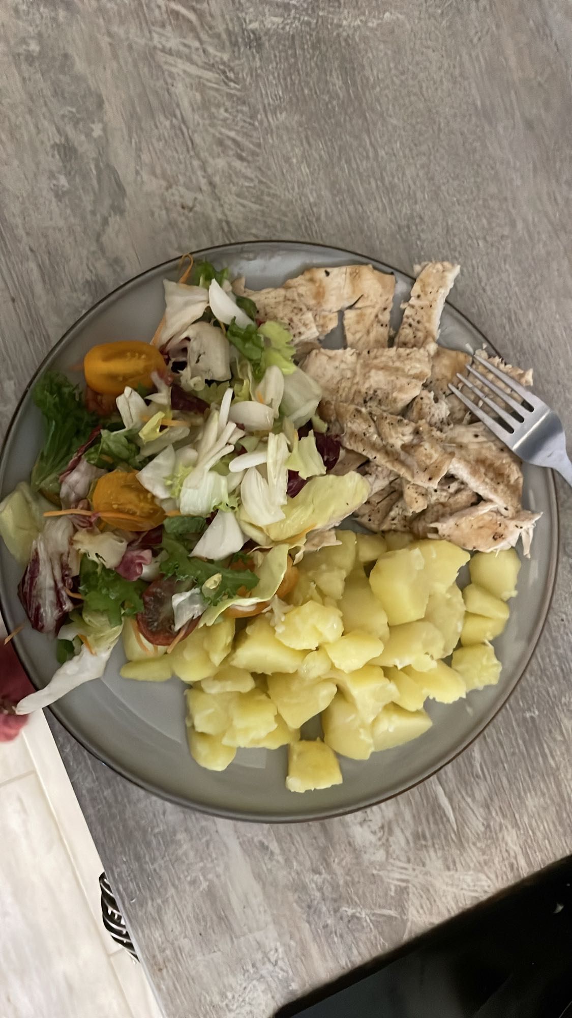 Piept de pui cu cartofi și salată