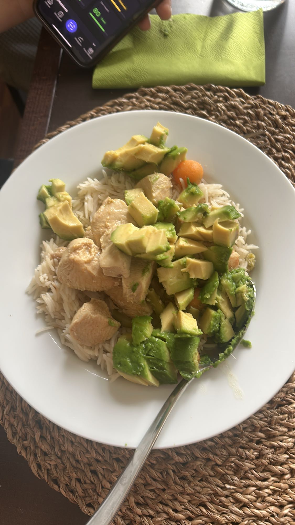 Pollo con arroz y aguacate