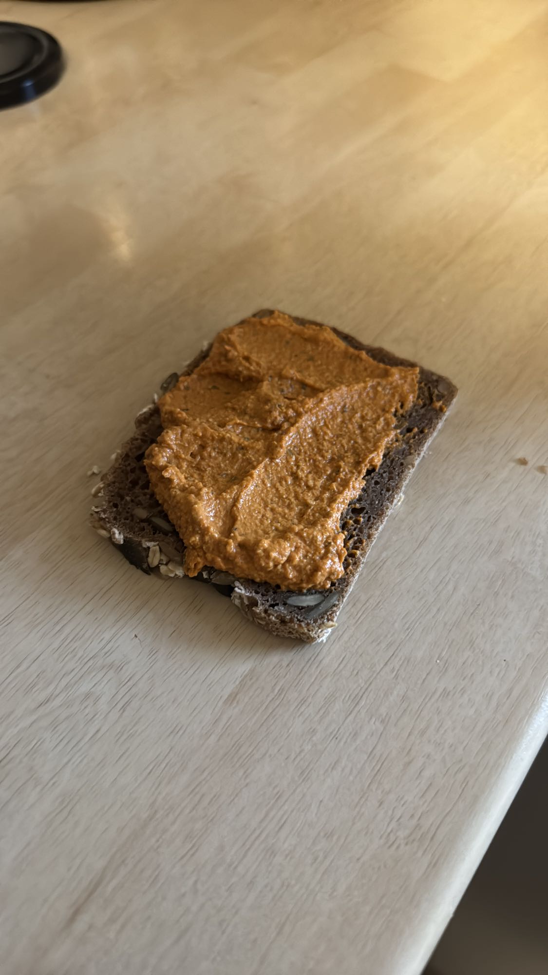 Vollkornbrot mit Aufstrich