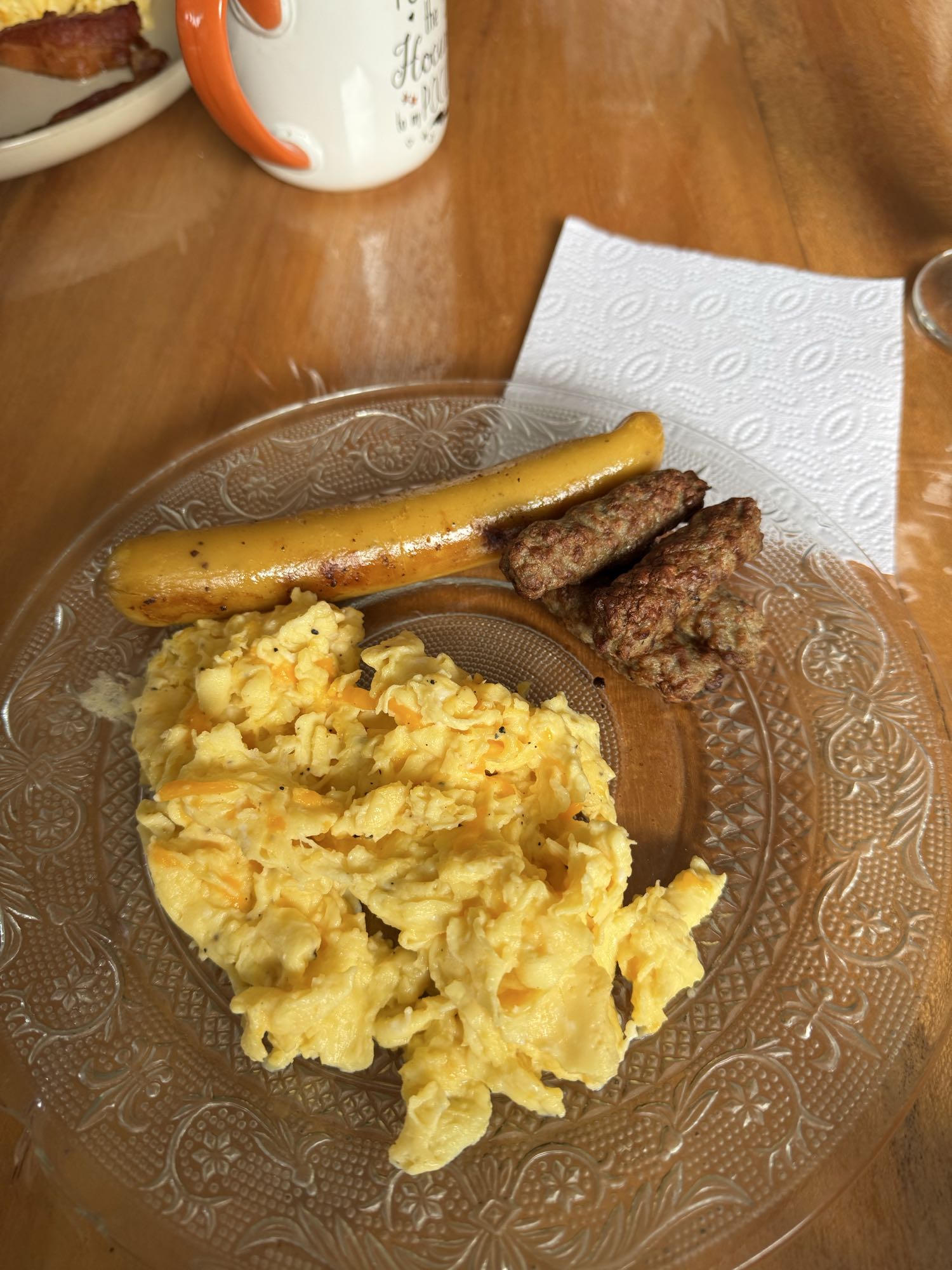 3 huevos revueltos con queso, salchicha de pavo, bollo de maiz