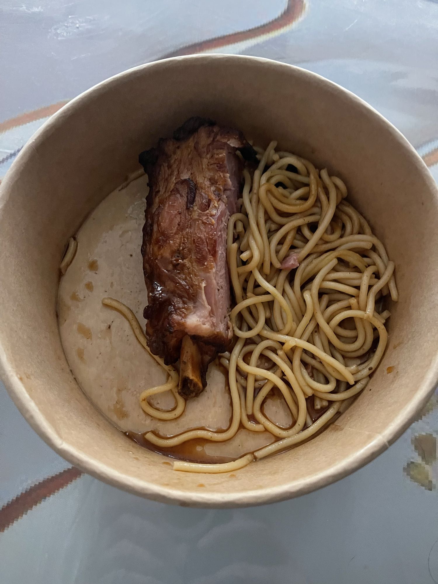 Nouilles et côtelette