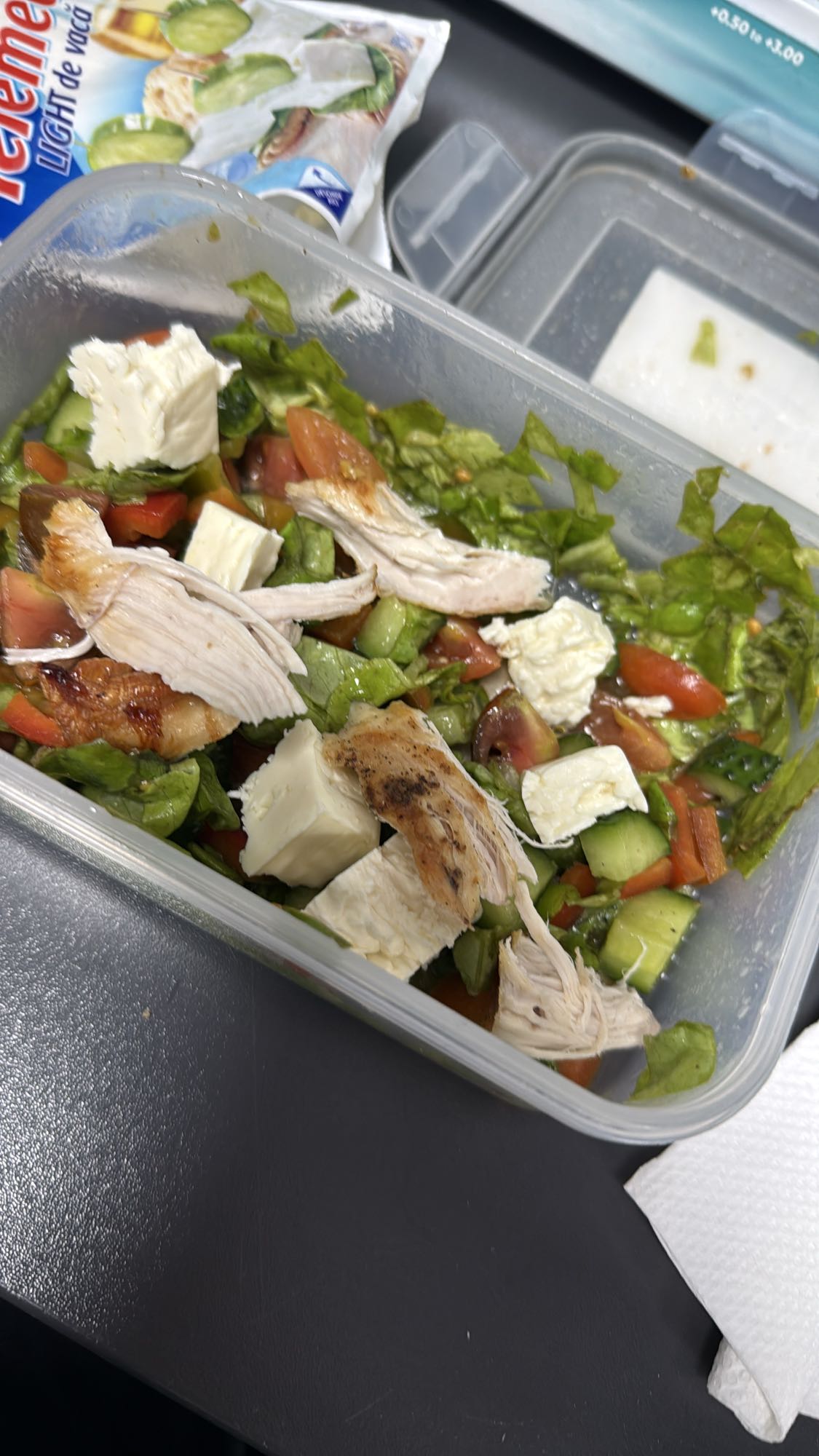 Salată cu pui și brânză