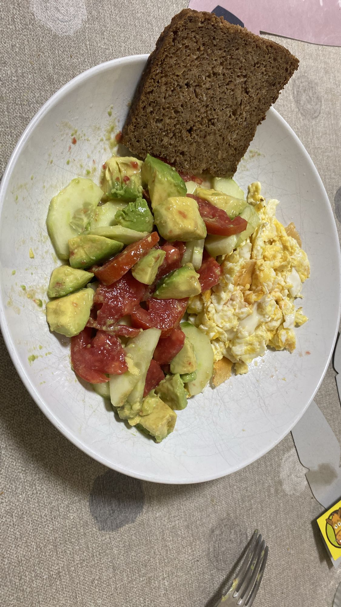 Ensalada con huevo y pan