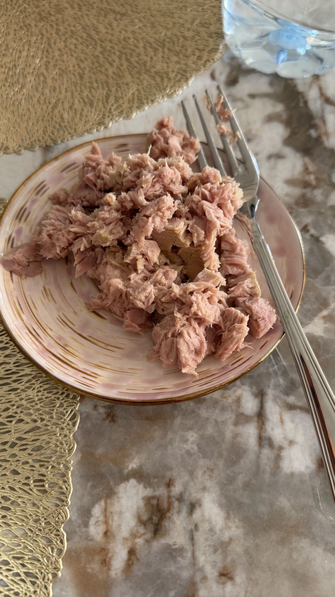 тунец на тарелке